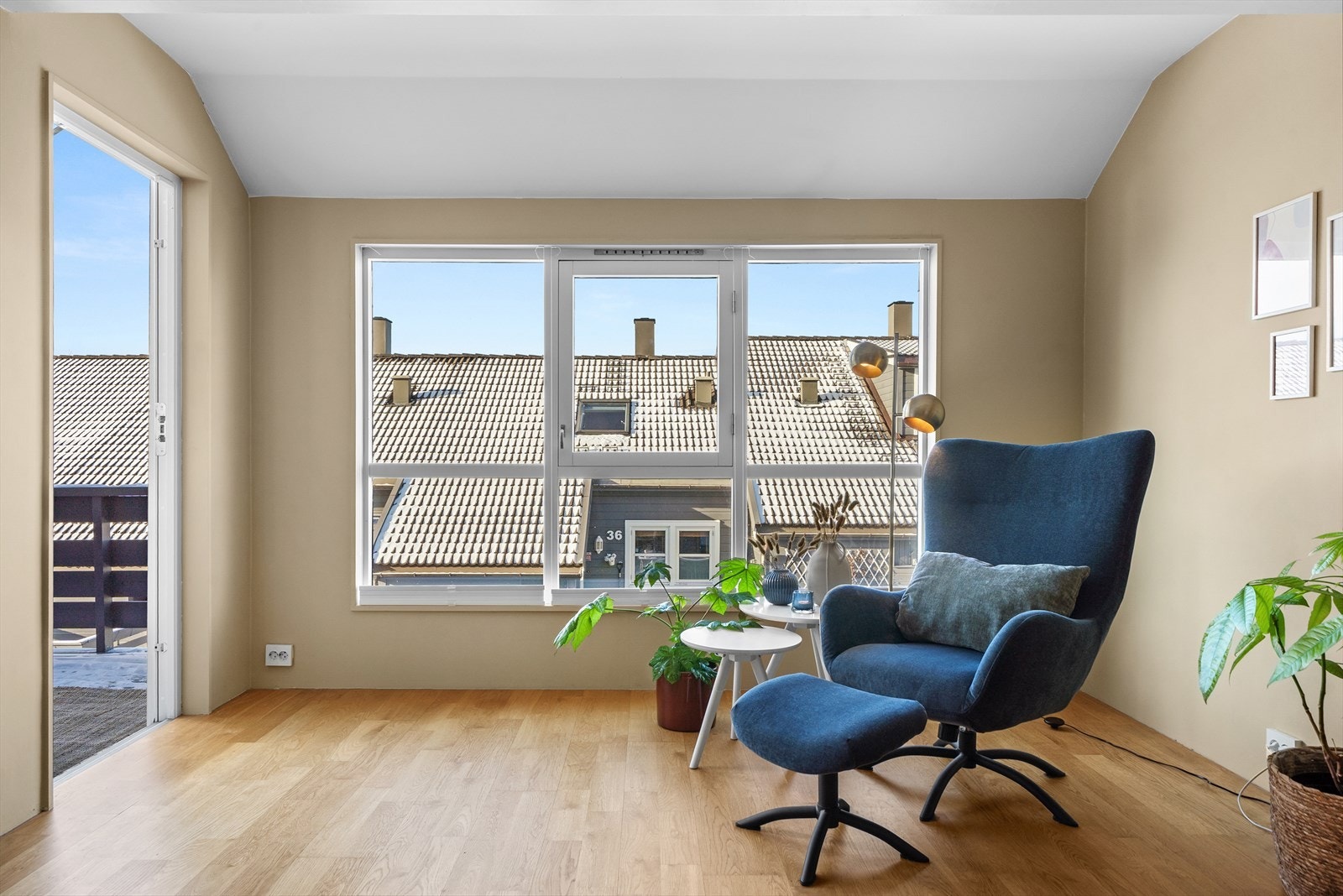 Planløsningen med karnapp som gir rommet flere gode og naturlige innrendingssoner. Karnappet består i hovedsak av vindusflater og kan gi en hyggelig lesekrok. Galleribilde