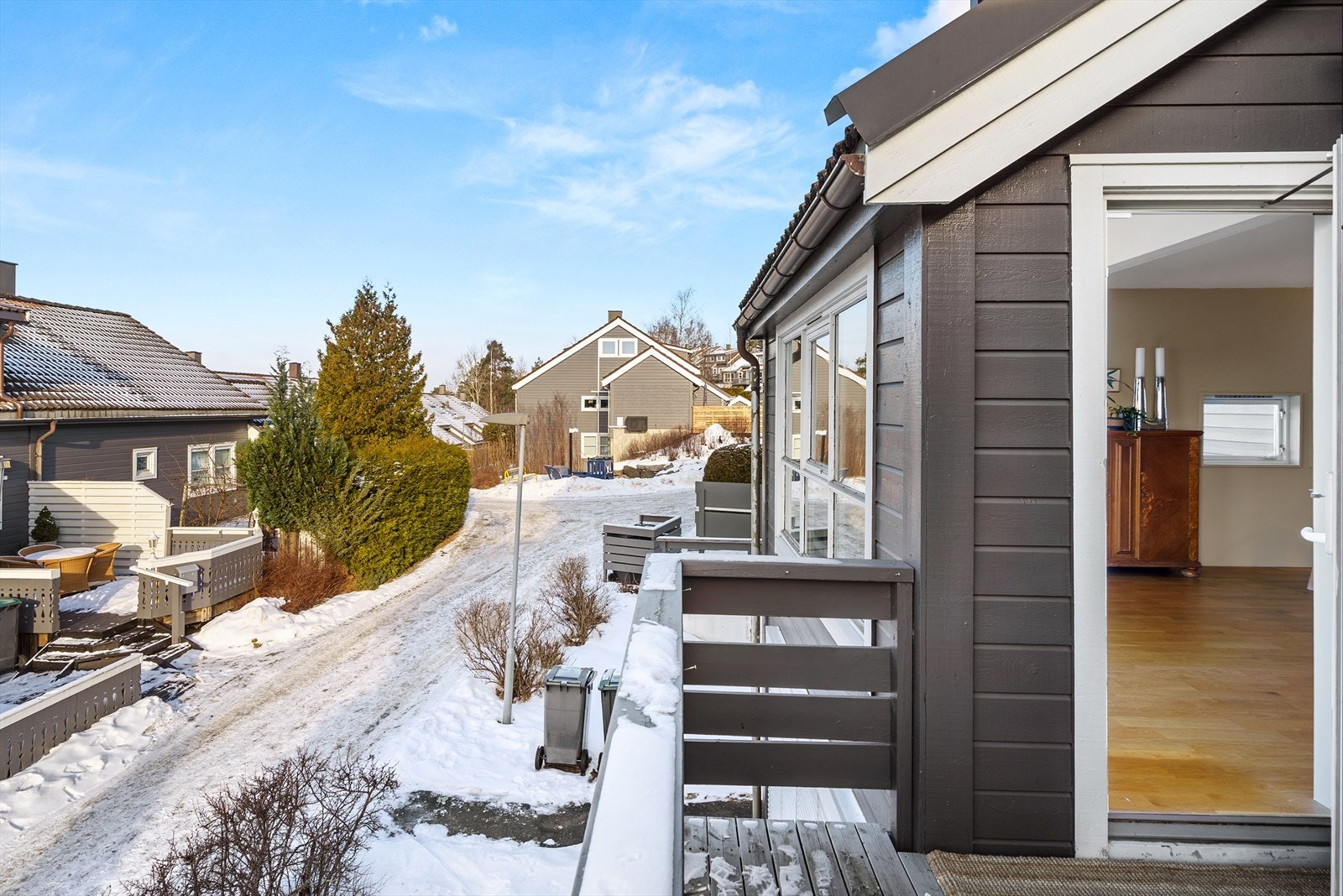 Boligen ligger tilbaketrukkent i blindvei. Et barnevennlig og bilfritt området, kun tillatt med av-og pålessing. Galleribilde