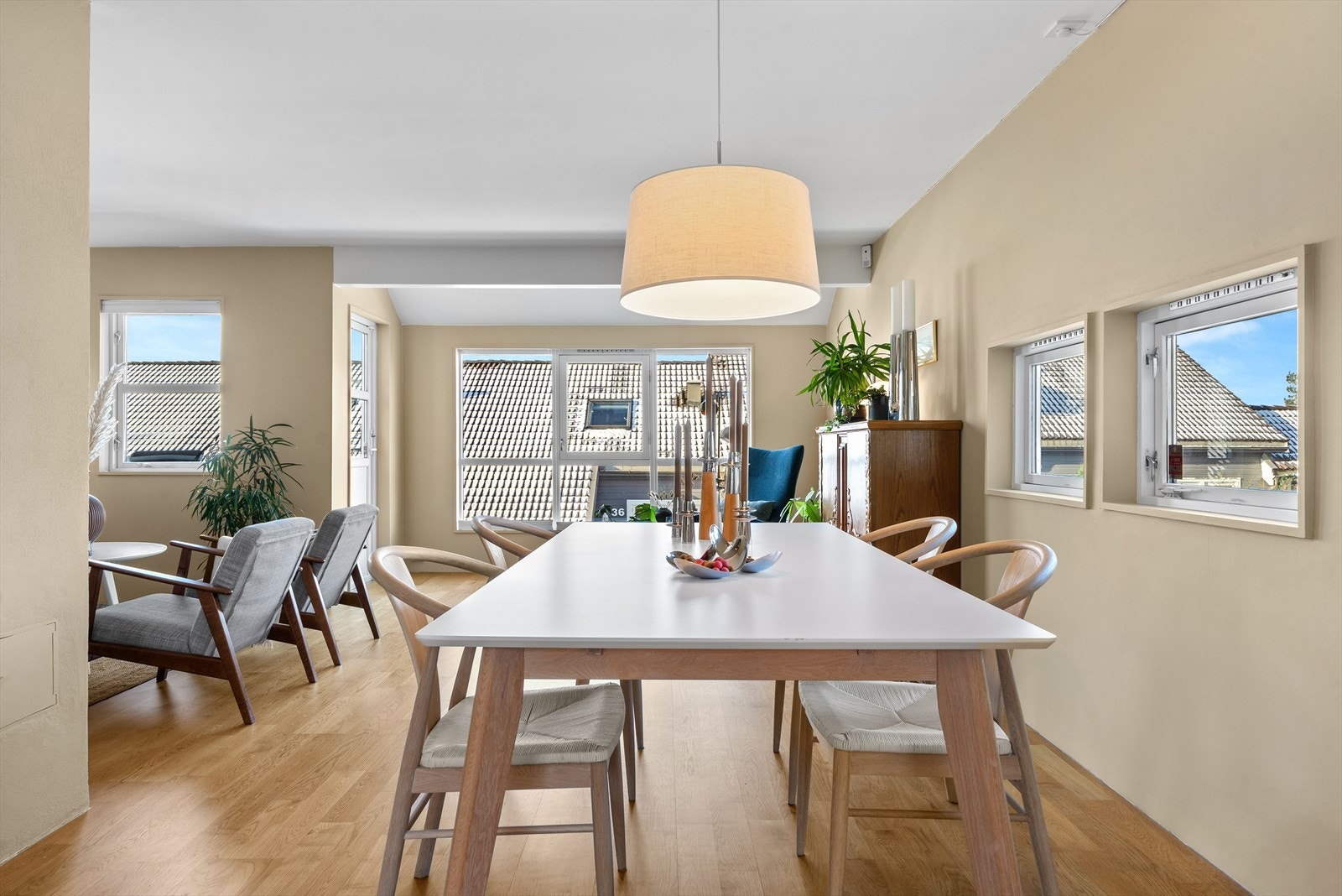 Et hyggelig og åpent rom med lysinnslipp fra tre vindussider da boligen ligger fint til på enden. Galleribilde