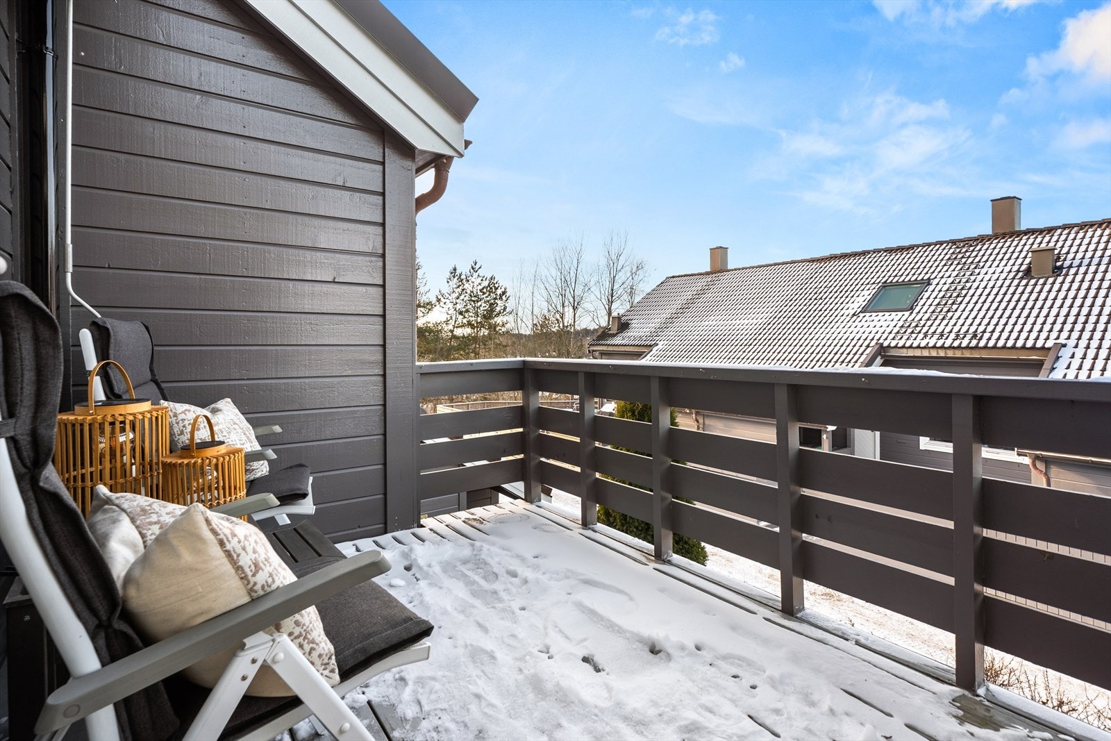 Verandadøren tar deg ut til en solrik vestvendt veranda på gode 7 kvm. med meget gode lys og solforhold. Galleribilde