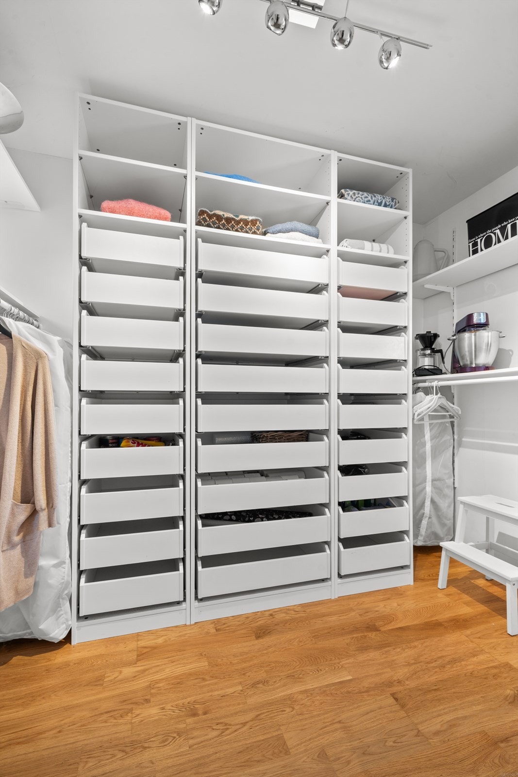 Herifra er det tilgang til en særdeles stor innerbod med takhøy og praktisk innredning. Galleribilde