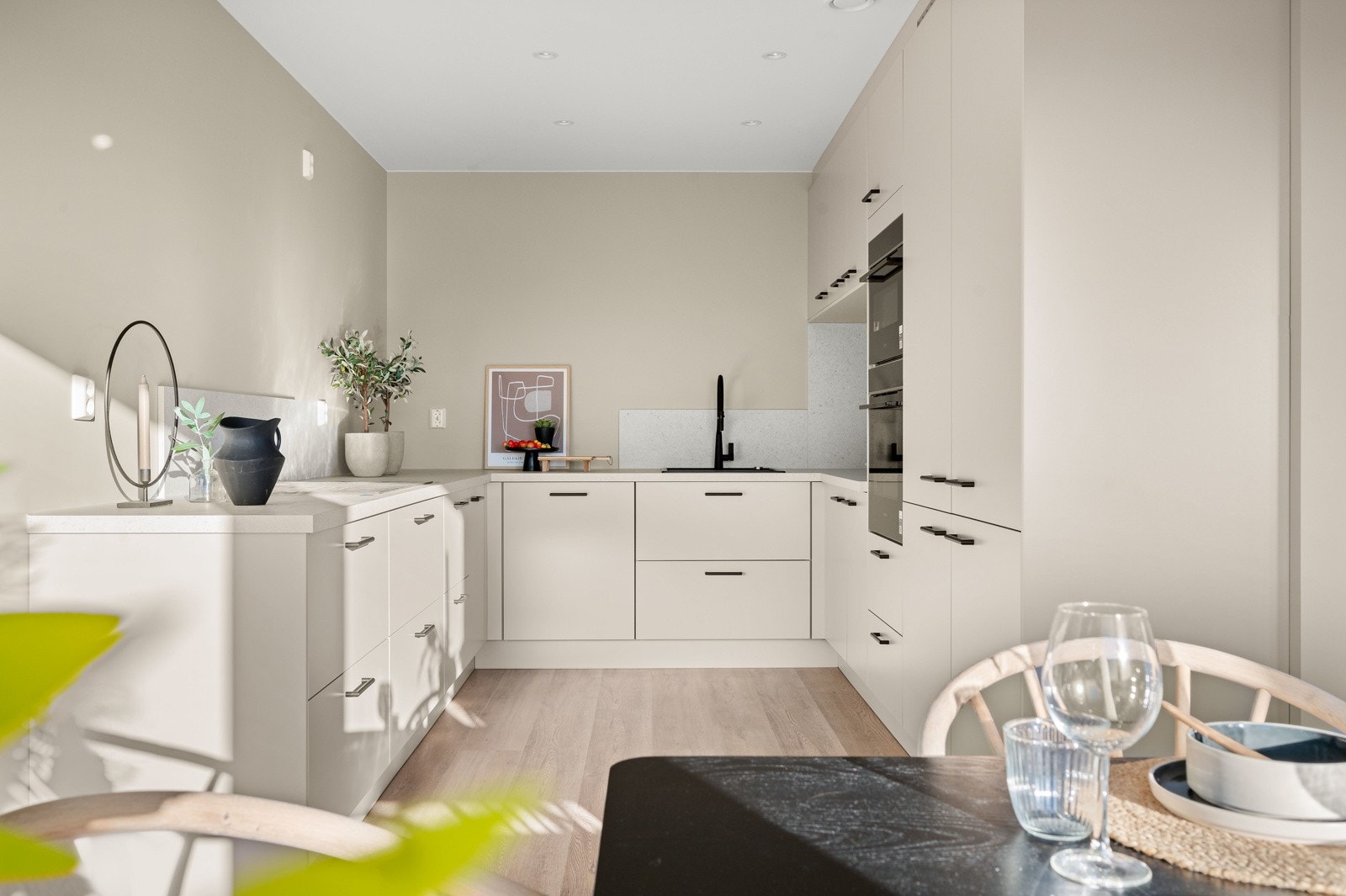 Som seg hør og bør på en så stor bolig er kjøkkenet utstyrt med dobbelt sett av kjøl- og fryseskap. Galleribilde