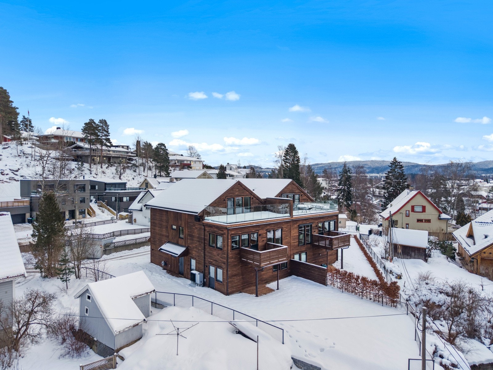 Eiendommen er romslig og fin med stor hage, gårdsplass til flere biler og flott utsikt. Galleribilde
