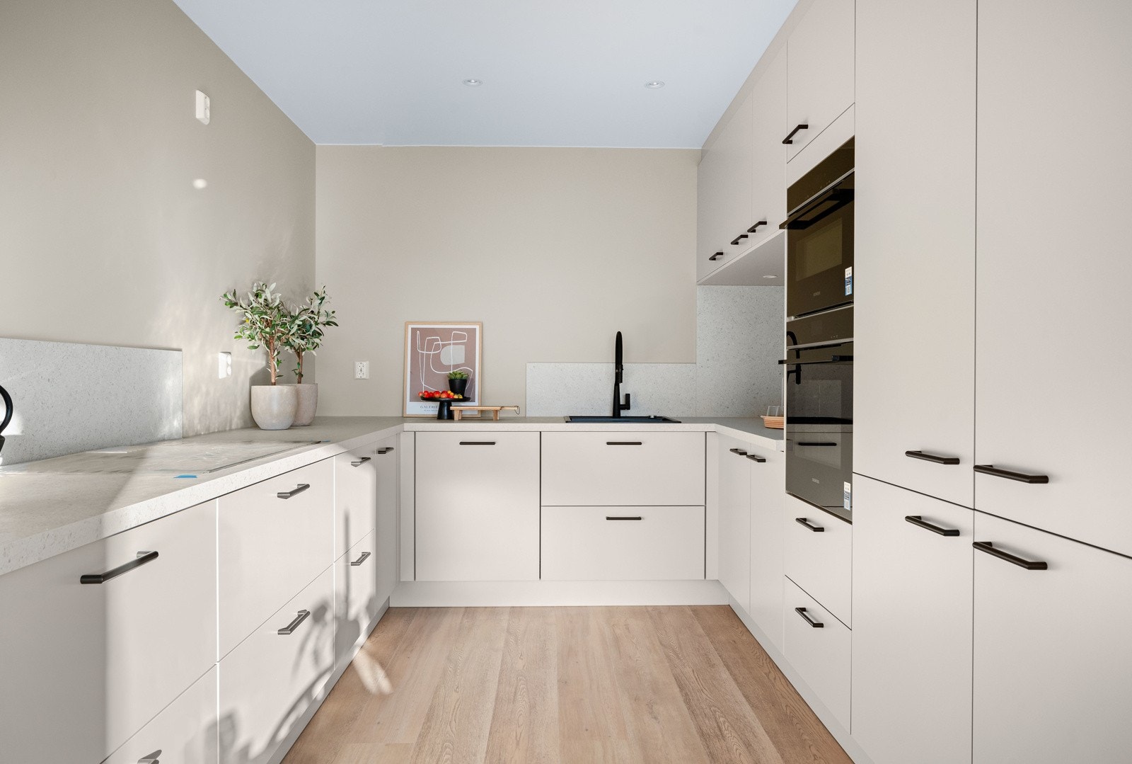 Innredningen har godt med skap-, skuffe- og benkeplass. Galleribilde