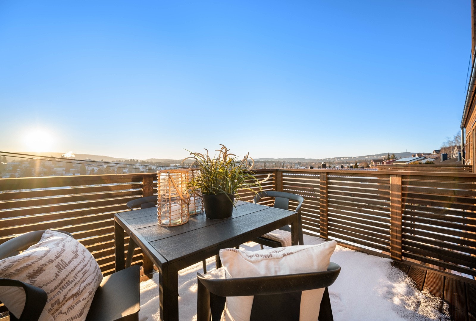 Fra uteplassen er det nydelig utsikt over villområdet. Galleribilde