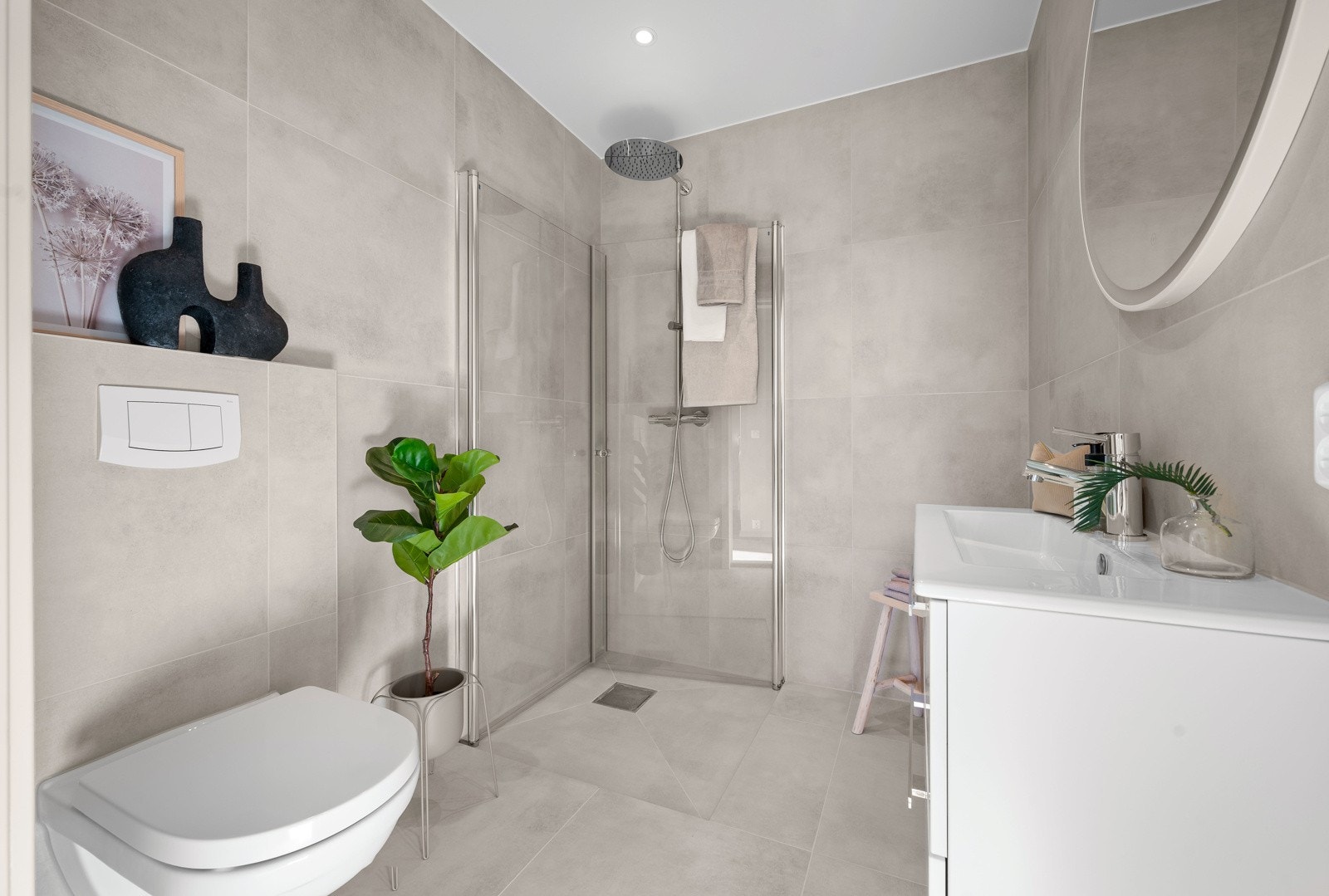 I tillegg til badet for hovedsoverommet er det et ekstra bad i etasjen, perfekt til storfamilien eller gjester. Galleribilde