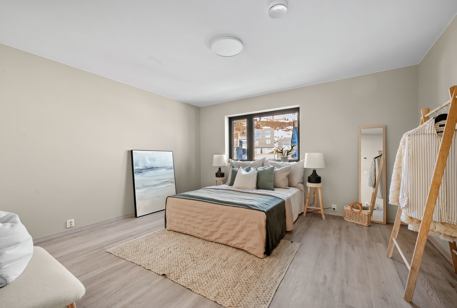 Hovedsoverommet har god plass til king size-bed og garderobe. Rommet er i hovedetasjen. Galleribilde