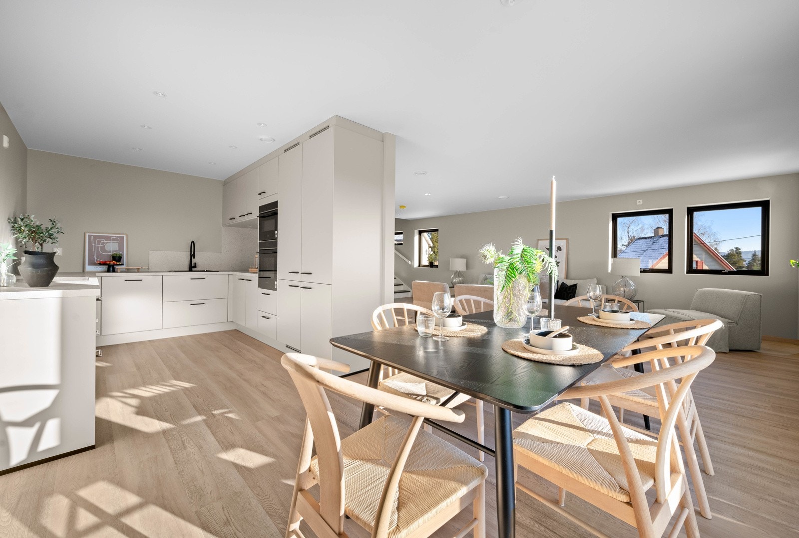 Kjøkkenet har integrerte hvitevarer. Rommet ligger åpent, men allikevel tilbaketrukket fra dagligstuen. Galleribilde