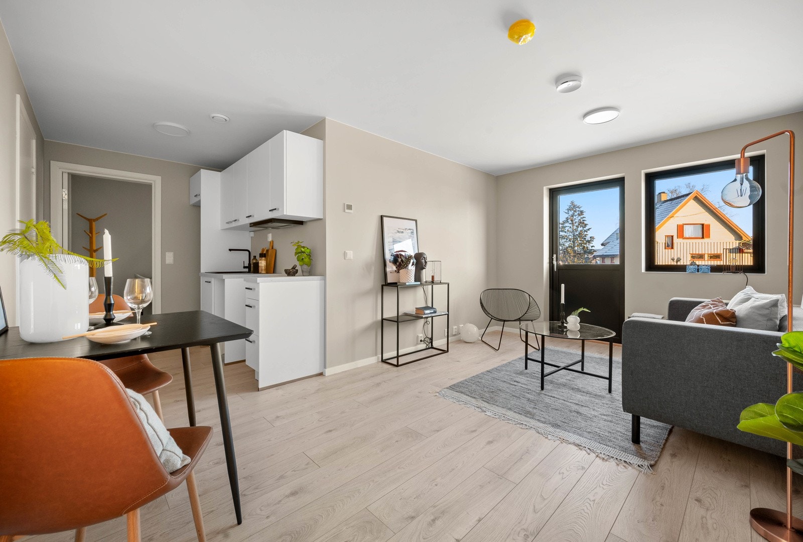 Det er egen inngang inn i denne delen av boligen, noe som gir arealet gode muligheter for utleie. Galleribilde