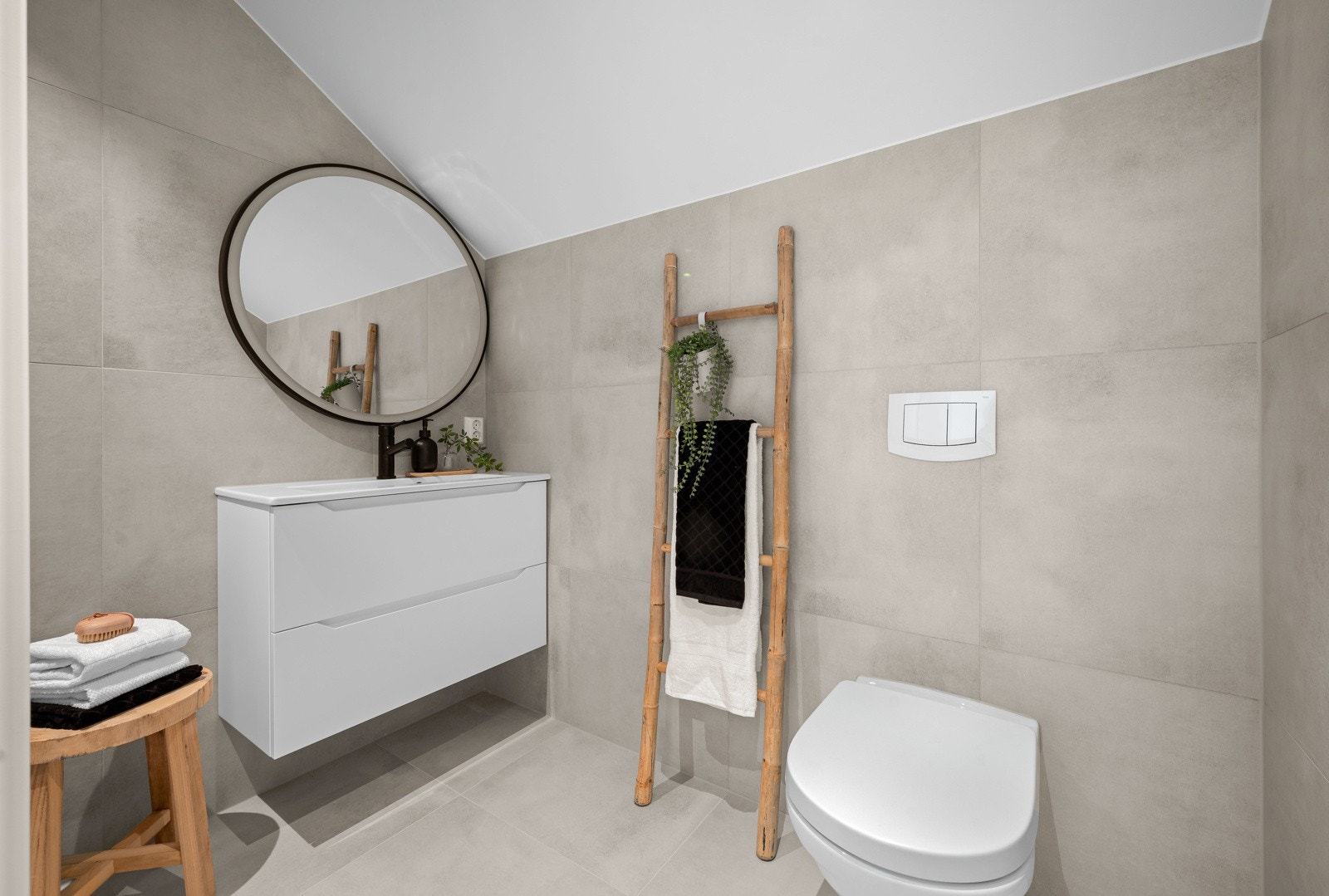 I toppenetasjen finnes også et moderne og delikat bad. Galleribilde