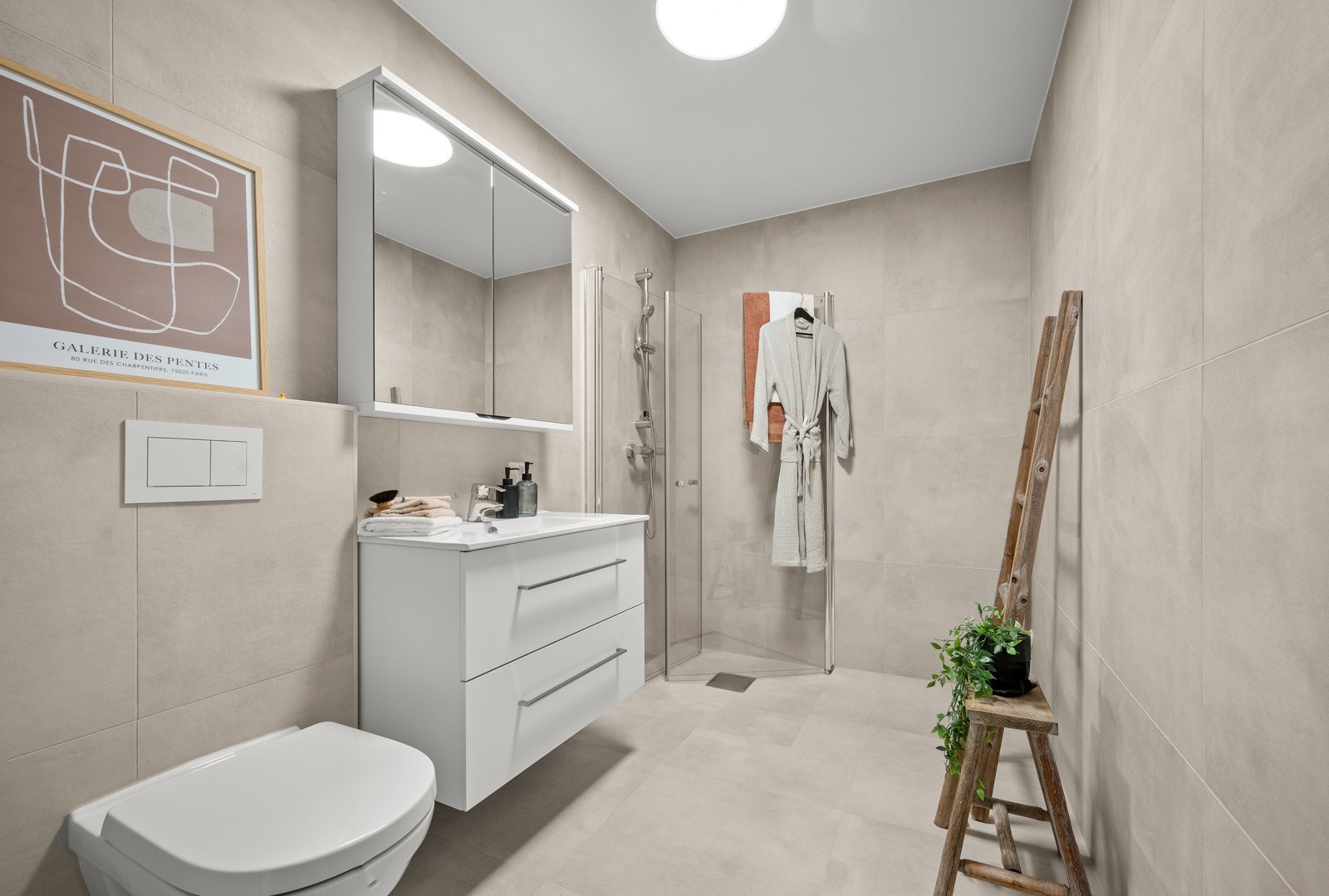 Delikat bad med store og smakfulle fliser. Galleribilde