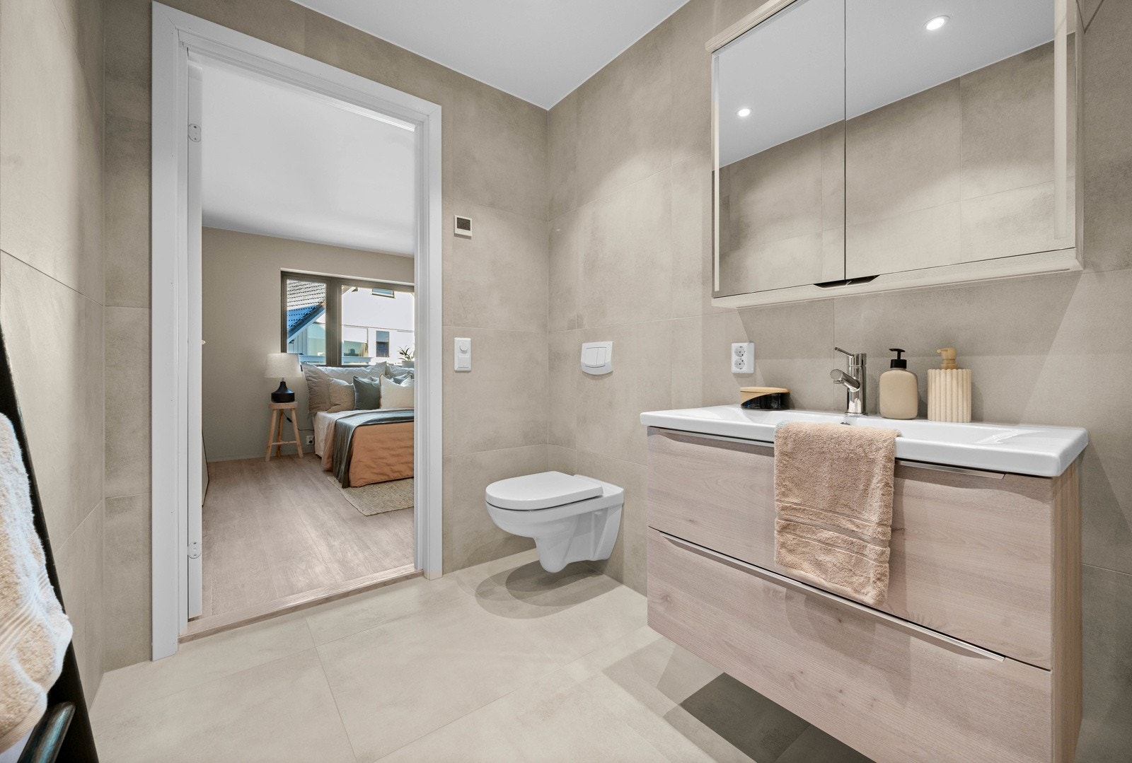 De lyse og jordnære fargene følger boligen som en rød tråd. Galleribilde