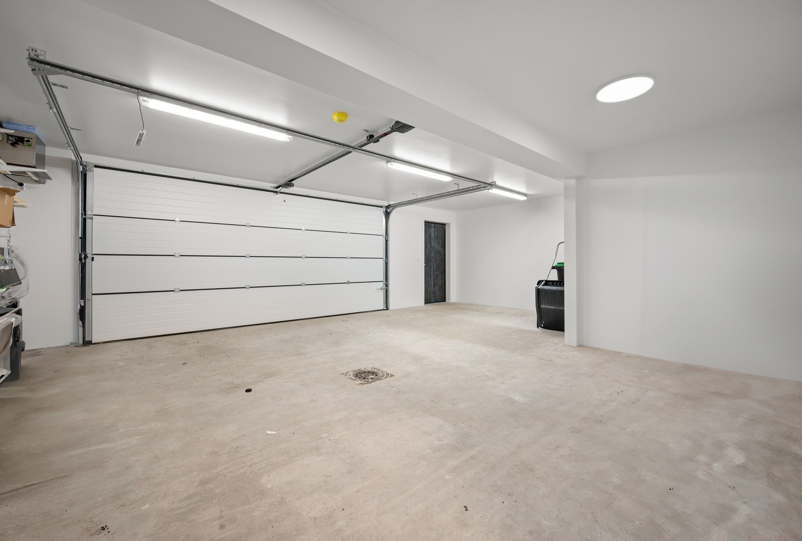 Garasjen er plateslått og behandlet med våtromsmaling. Det er sluk i gulvet med sandfang og luftavfukter. Galleribilde