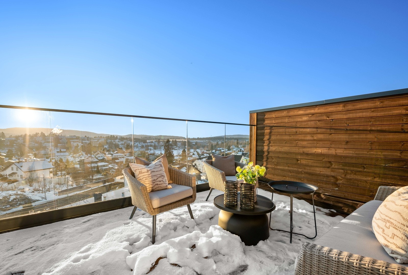 Glassrekkverket gir mindre støy fra omgivelsene rundt og beholder utsikten. Galleribilde