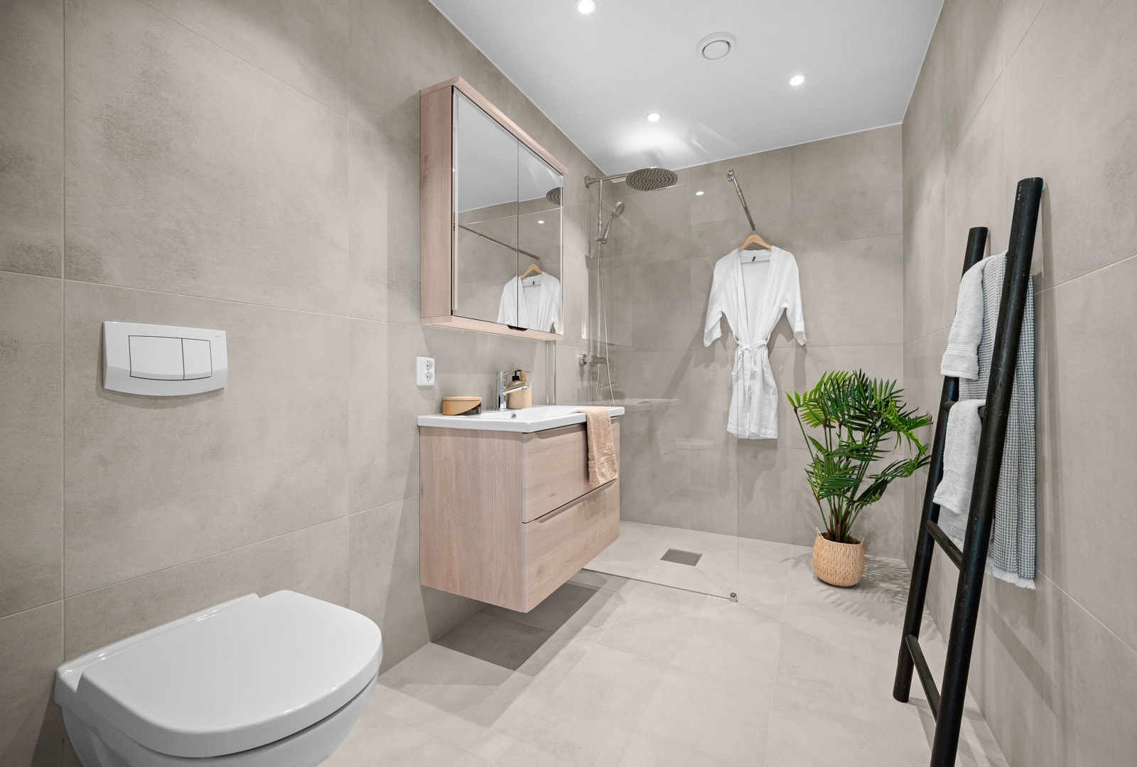 Stor og praktisk størrelse på badet med alle nødvendige fasiliteter. Galleribilde