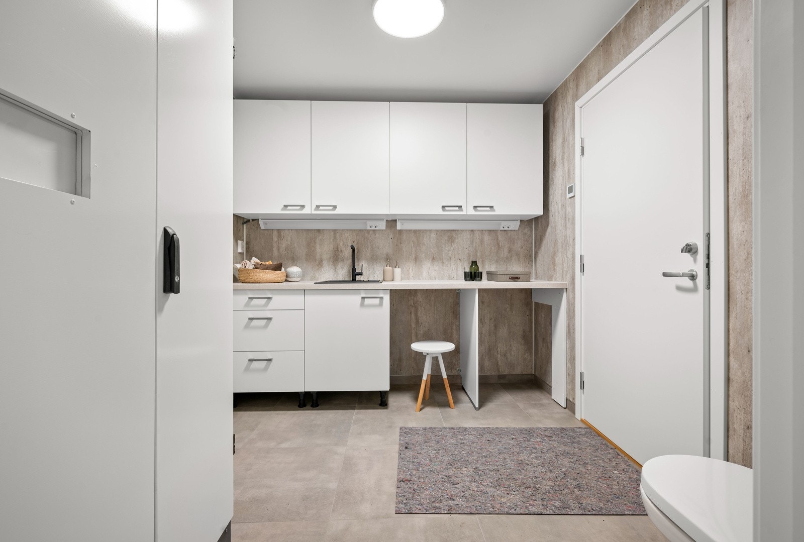 Vaskerommet har komplett innredning. Romslig og fint med fliser og alt av nødvendig plass og utstyr. Galleribilde