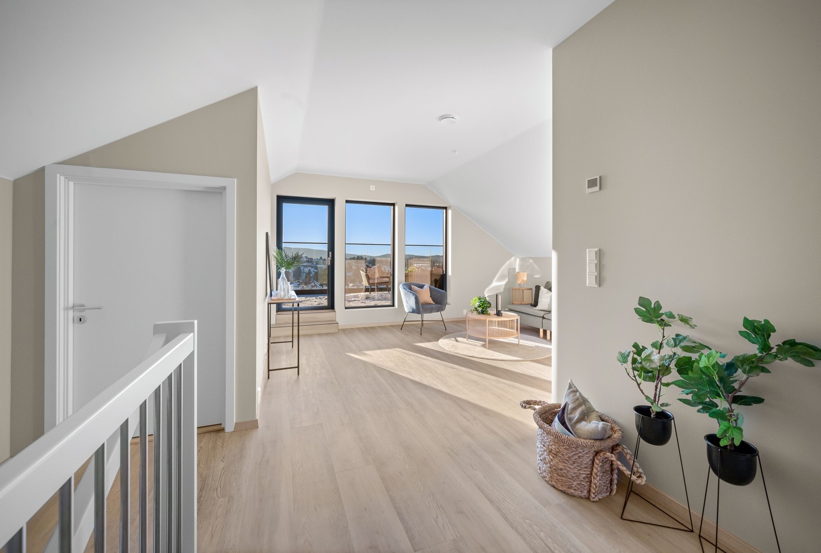 Loftsstuen har utgang til den solrike takterrassen. Galleribilde