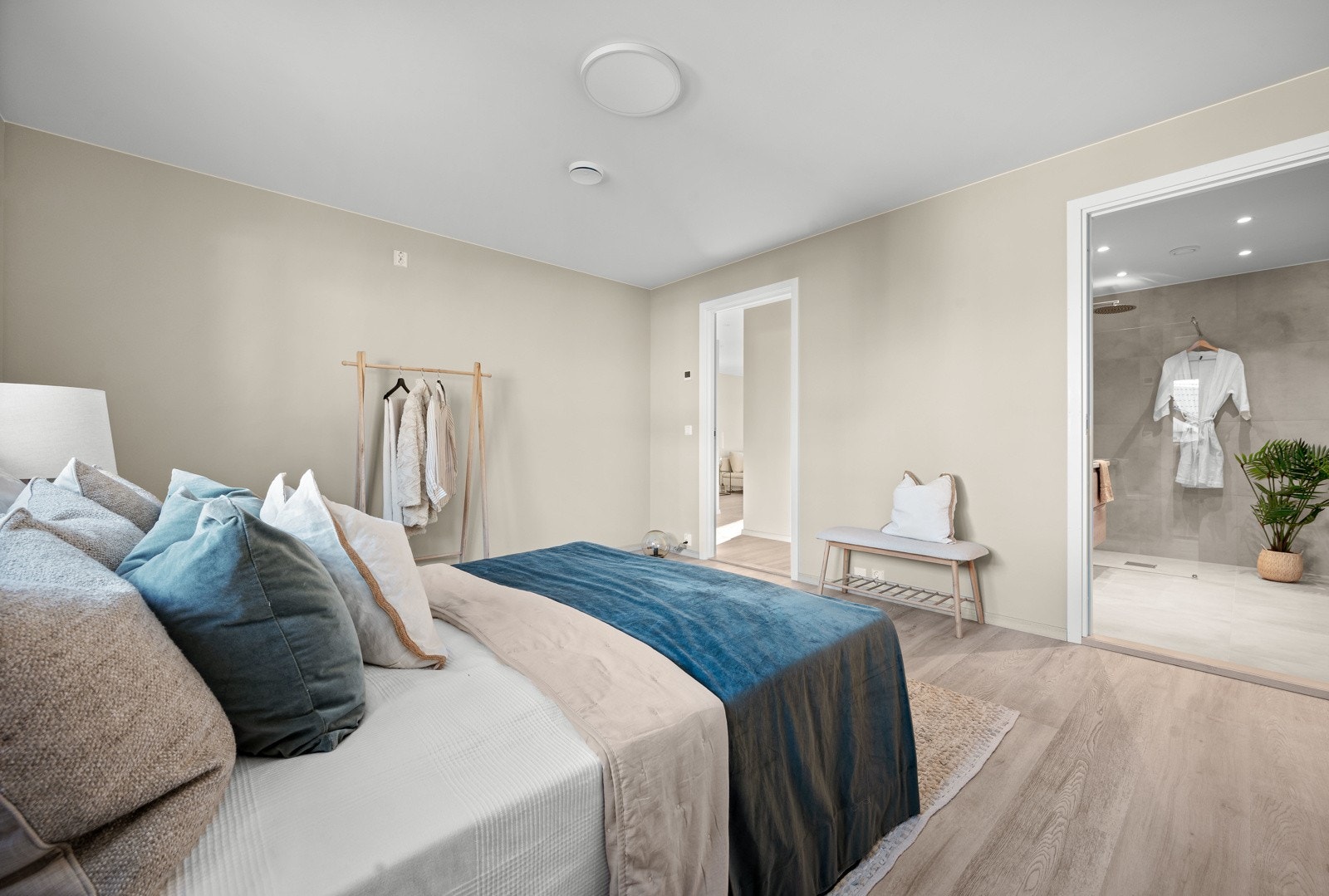 Hovedsoverommet har en en-suit-løsning med direkte adkomst til privat bad. Galleribilde