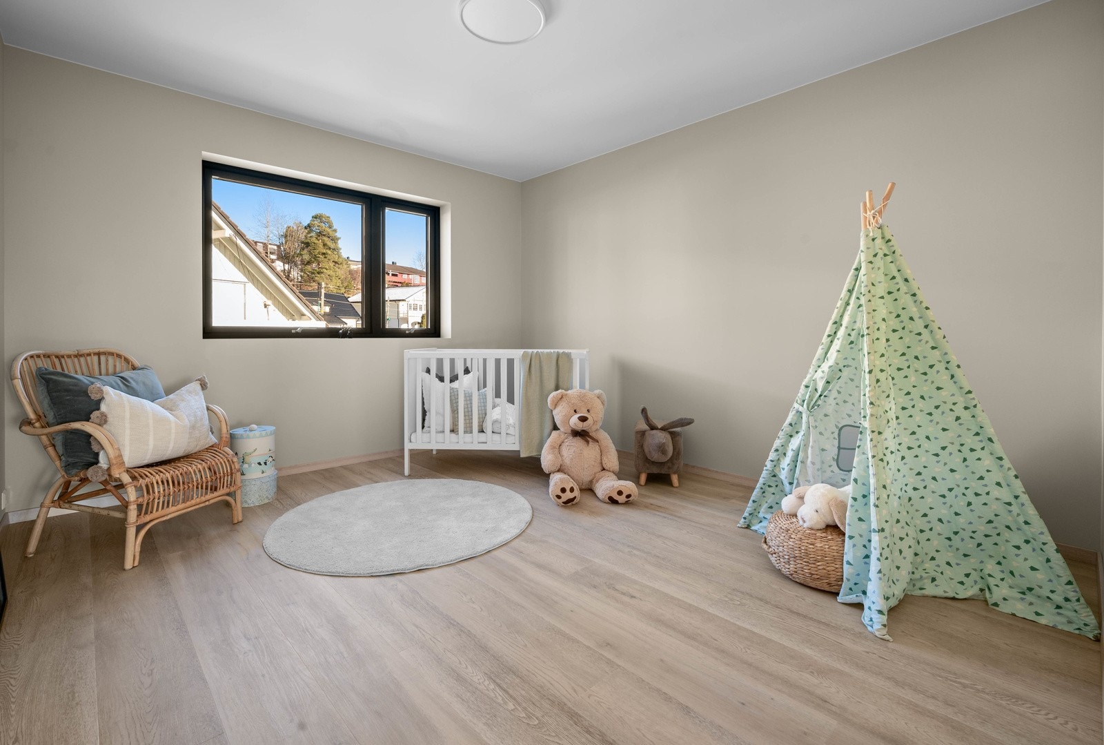 Ved siden av soverommet finnes et romslig barnerom. Galleribilde