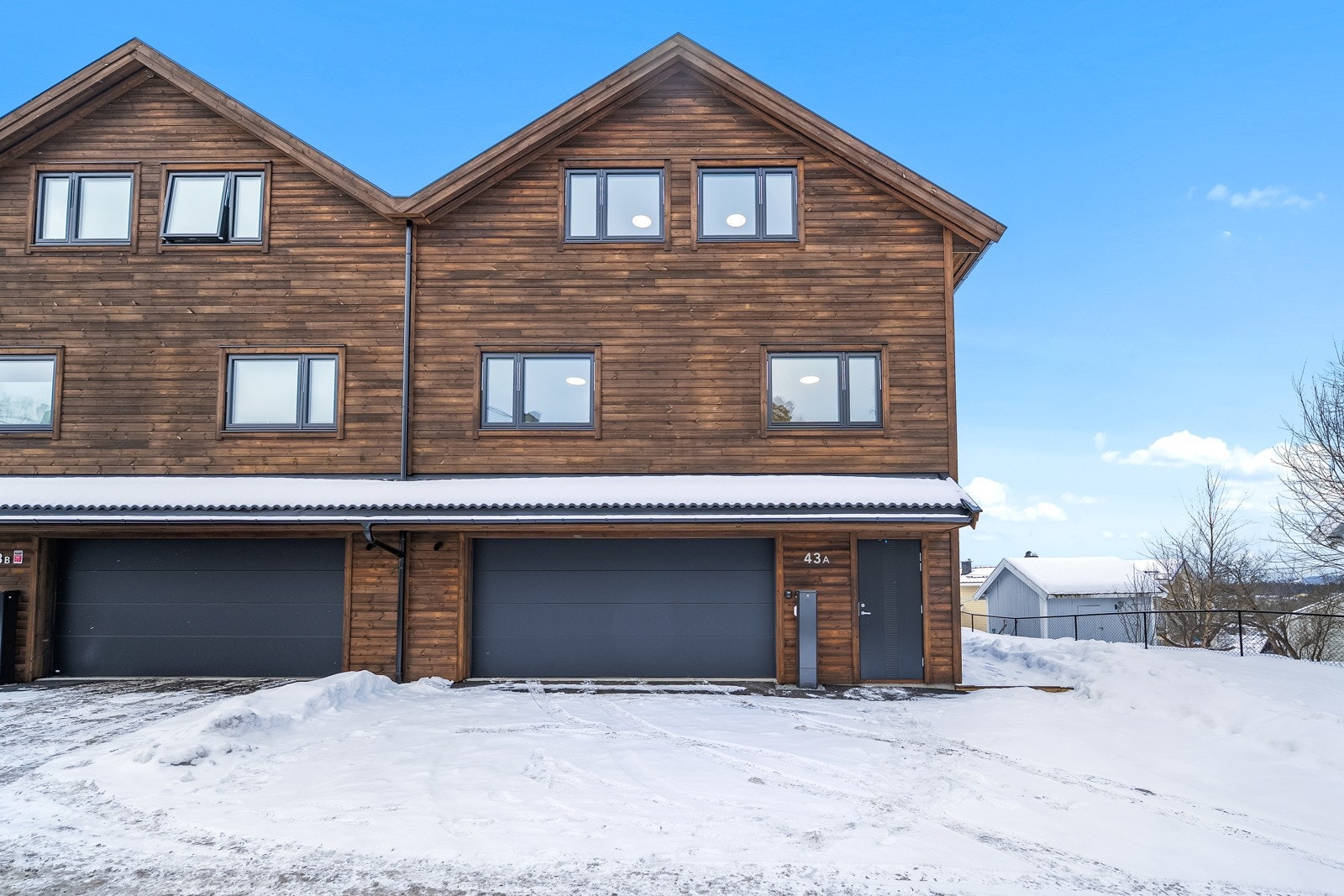 Boligen har en romslig dobbelgarasje med sidedør og innvendig adkomst direkte inn i boligen. Galleribilde