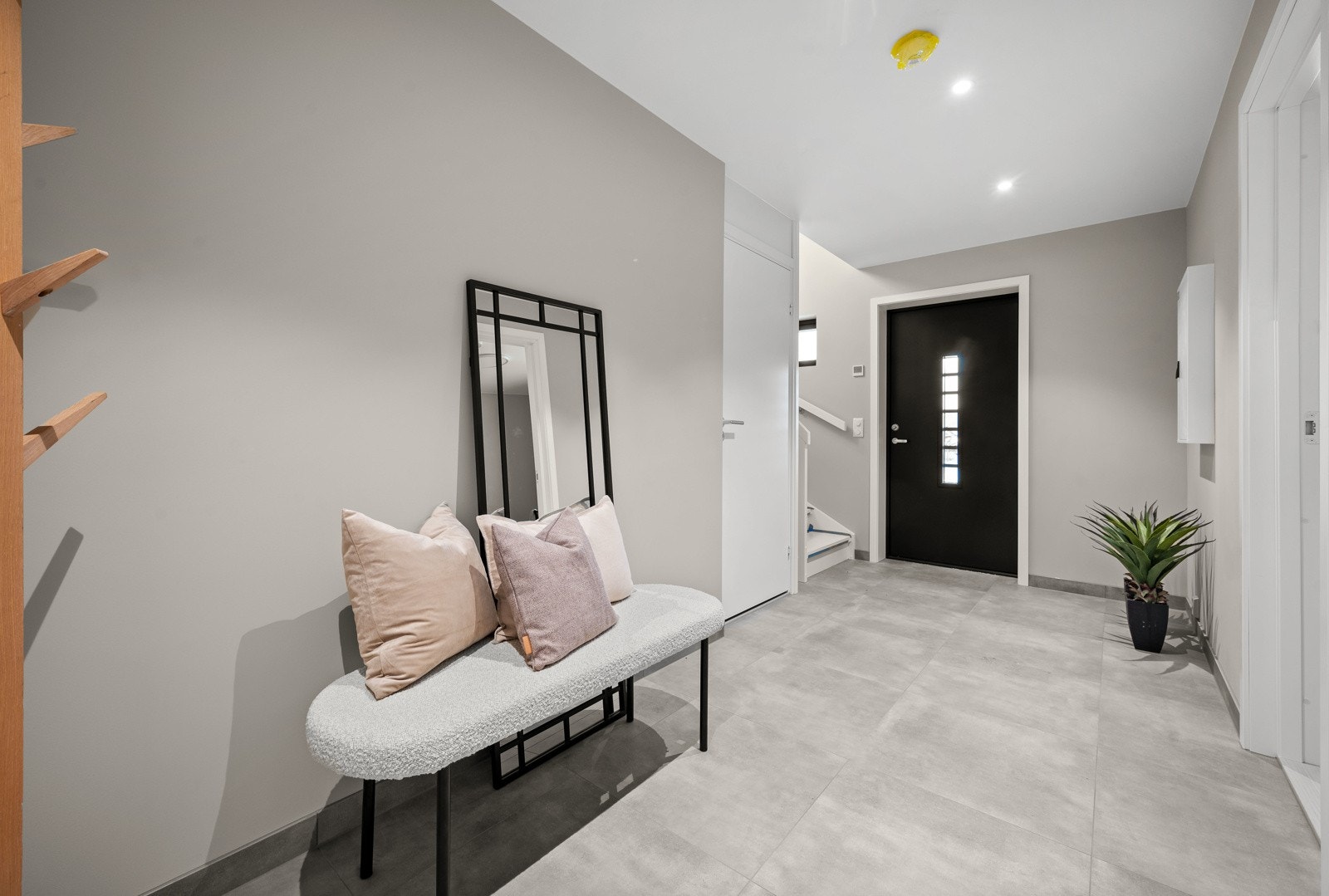 Gangen er romslig og har god plass til garderobeløsninger. Det er laget bod under trappen til venstre i bildet. Galleribilde