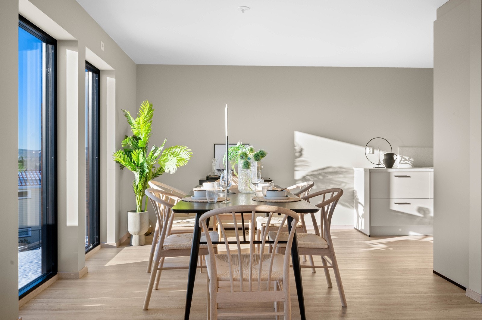 Boligen har en gjennomgående skandinavisk stil, noe som preger farge- og materialvalg gjennom hele boligen. Galleribilde