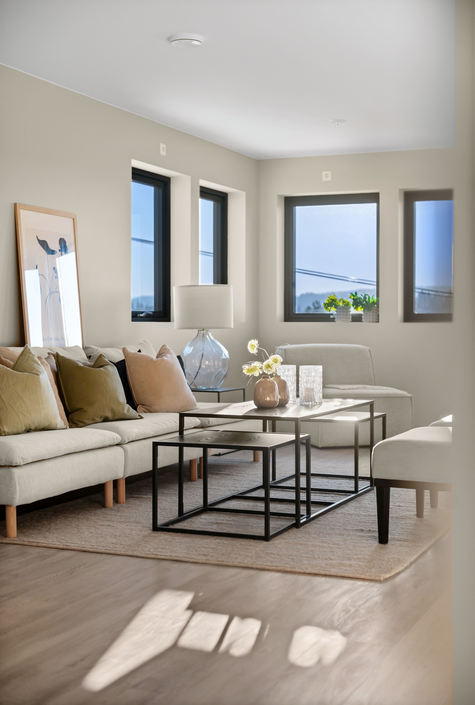 Boligen har god standard med blant annet vannbåren vårme som forvarmer vannet inn i boligen, noe som bidrar til lavere energikostnader. Galleribilde