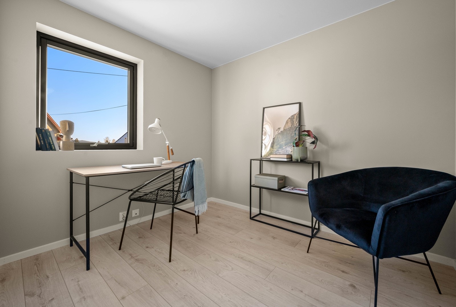 I første etasje er det et gjesterom/kontor som tilhører hoveddelen. Galleribilde