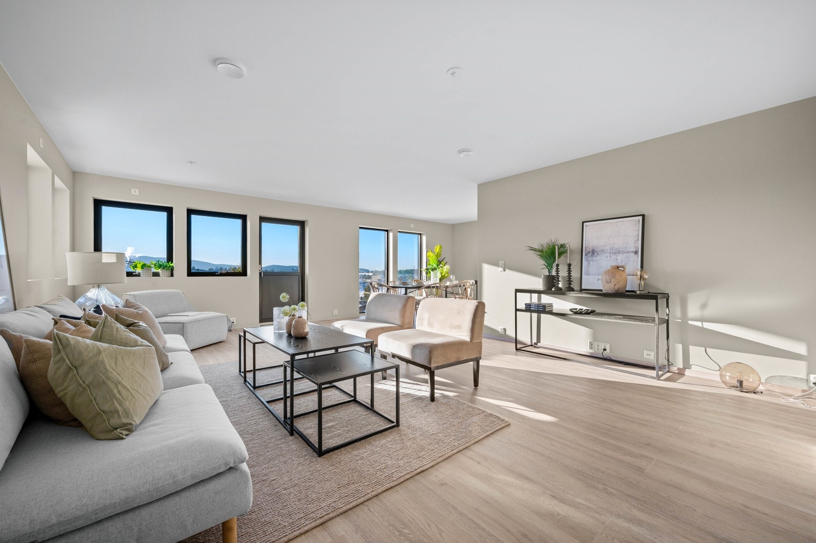 Det er god plass til flere sofagrupperinger og øvrig møblement i stuen. Galleribilde