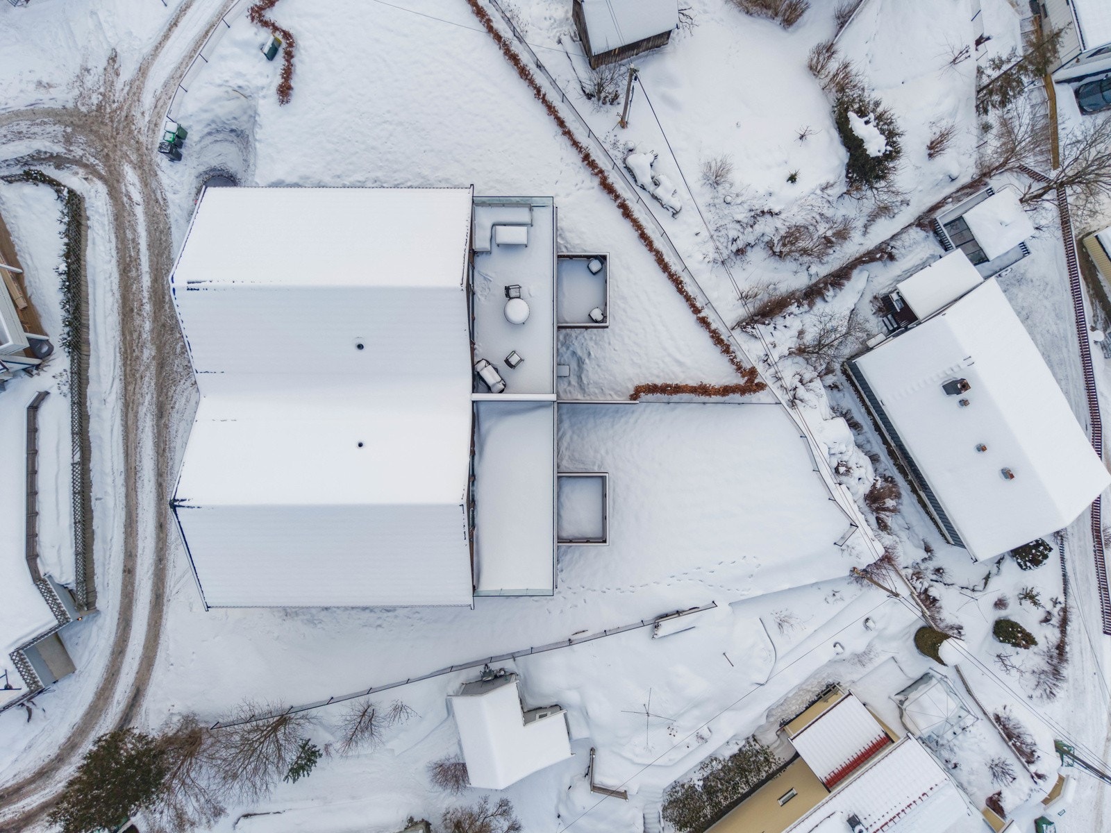 Hver seksjon har sitt naturlige areal tilhørende seg (grensen går midt mellom boligene). God plass til både trampoline og fotballmål. Galleribilde