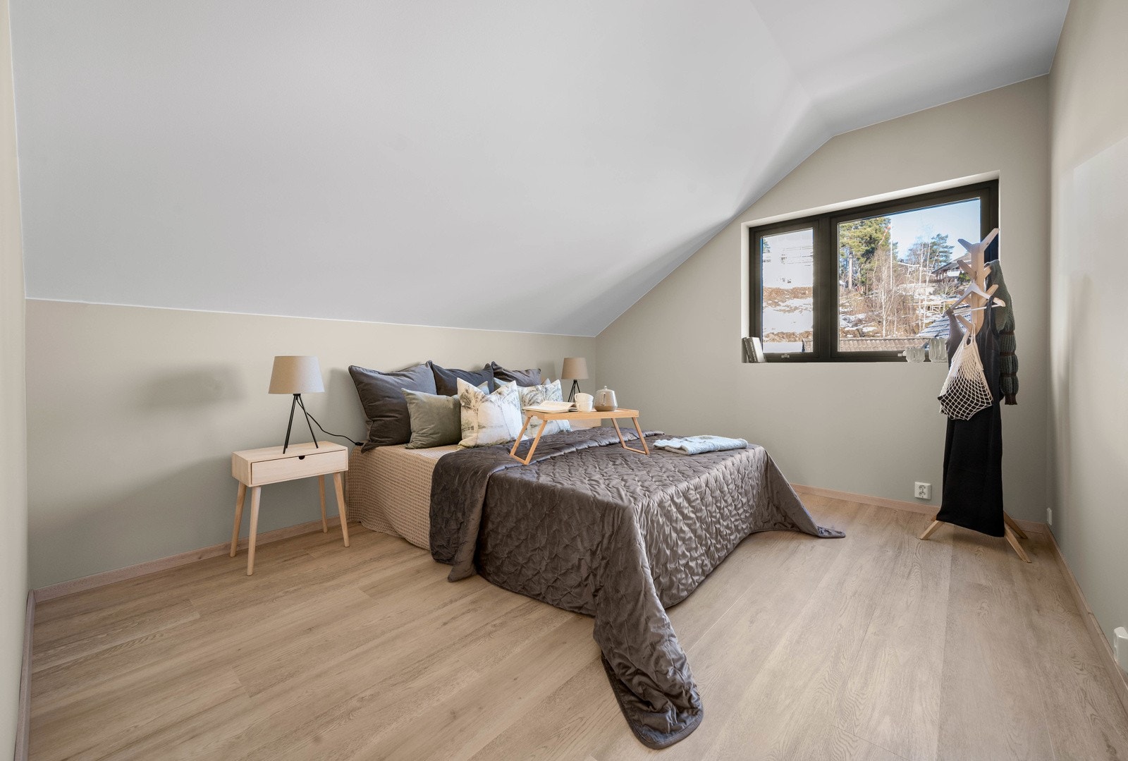 Etasjen har to svært romslige soverom med plass til seng, skrivebord og garderobe. Galleribilde