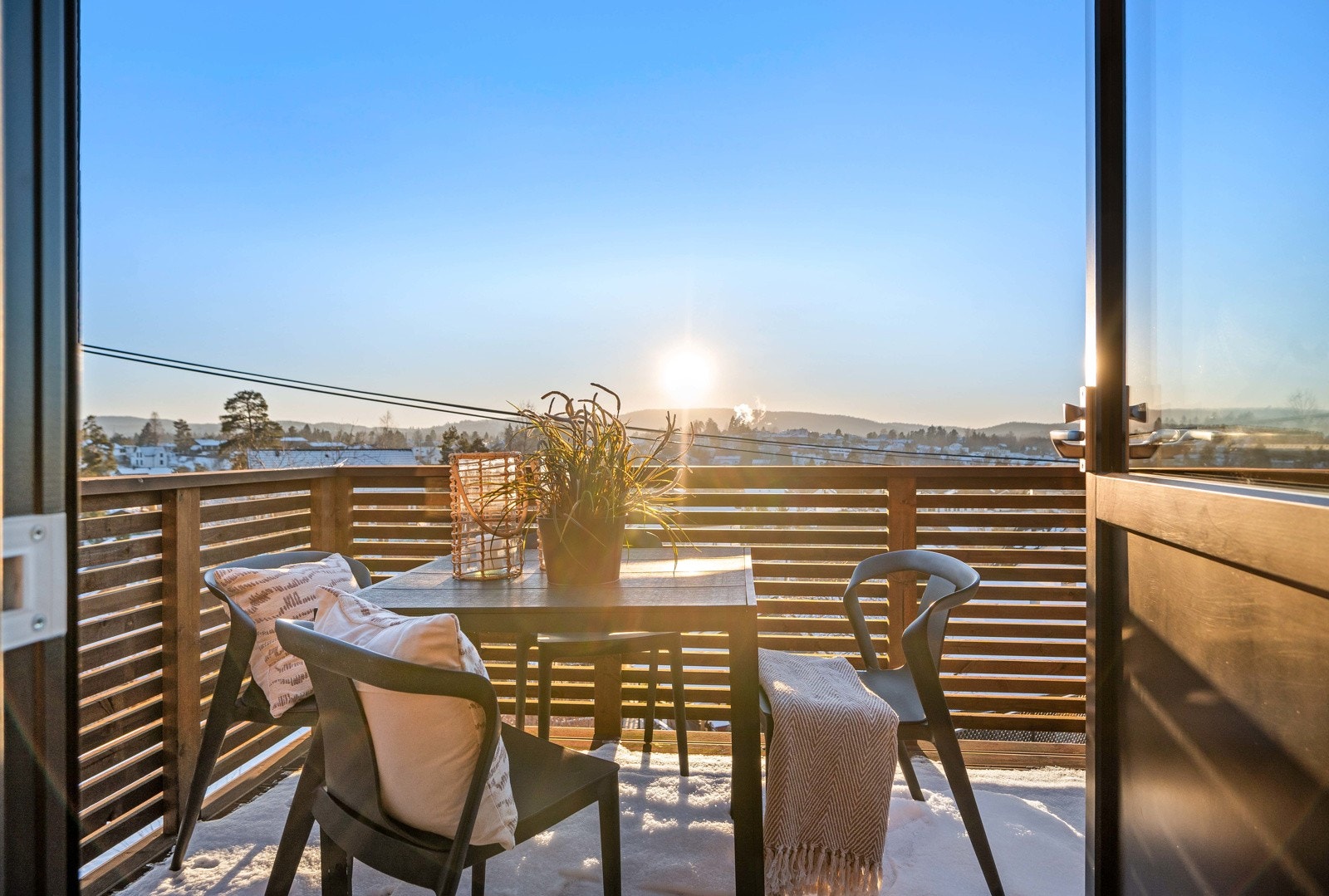 Fra stuen er det utgang til en praktisk og fin uteplass med god utsikt. Her kan måltidet tas med fra spisebordet og ut til sommersolen. Galleribilde