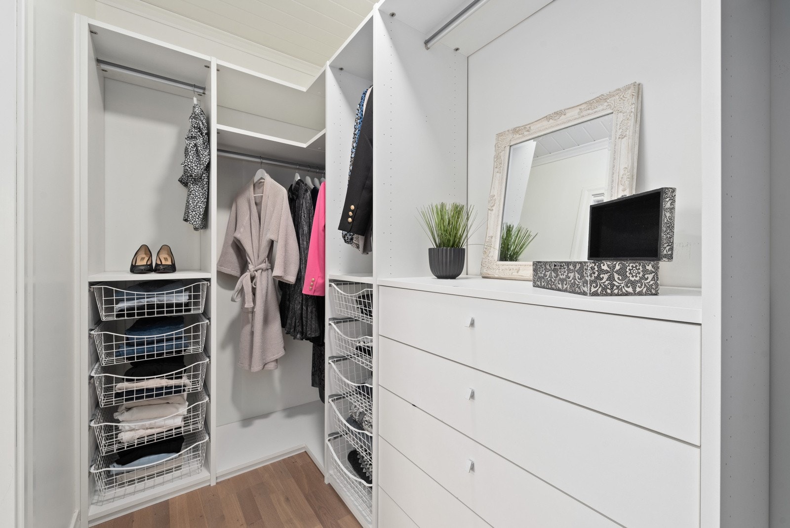 Walk-in garderobe til hovedsoverommet. Galleribilde