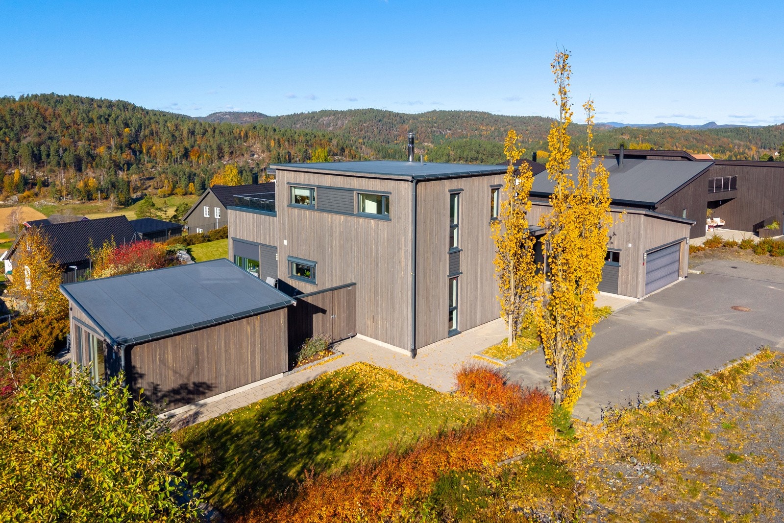 Boligen og uteplasser er gjennomtenkt for maksimal utnyttelse og for behagelig livsstil. Her bor du lettstelt men pent og praktisk med flott finish! Galleribilde