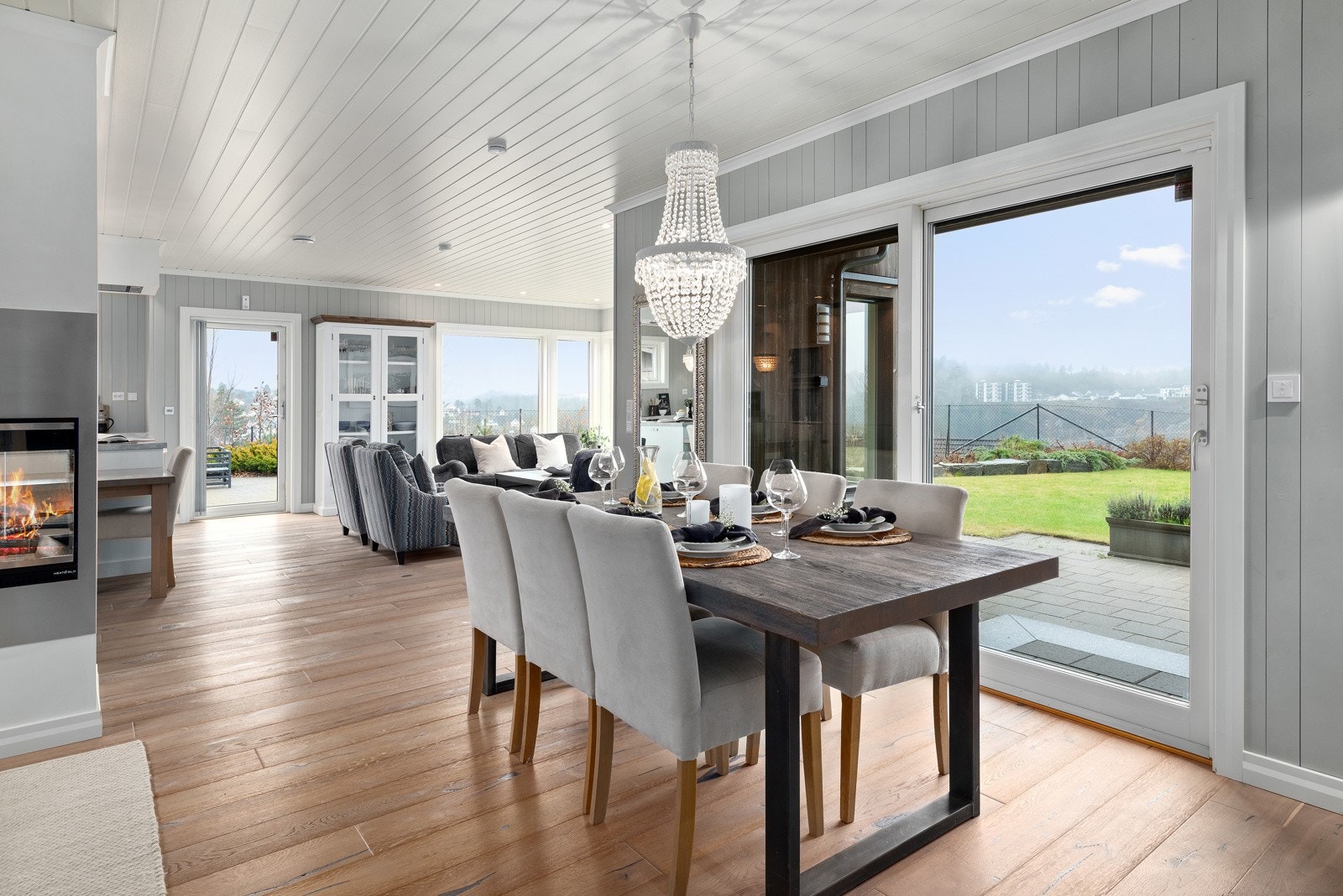 Herfra er det også utgang til hagen gjennom skyvedør i glass. Utvendig er det delvis overbygg. Galleribilde