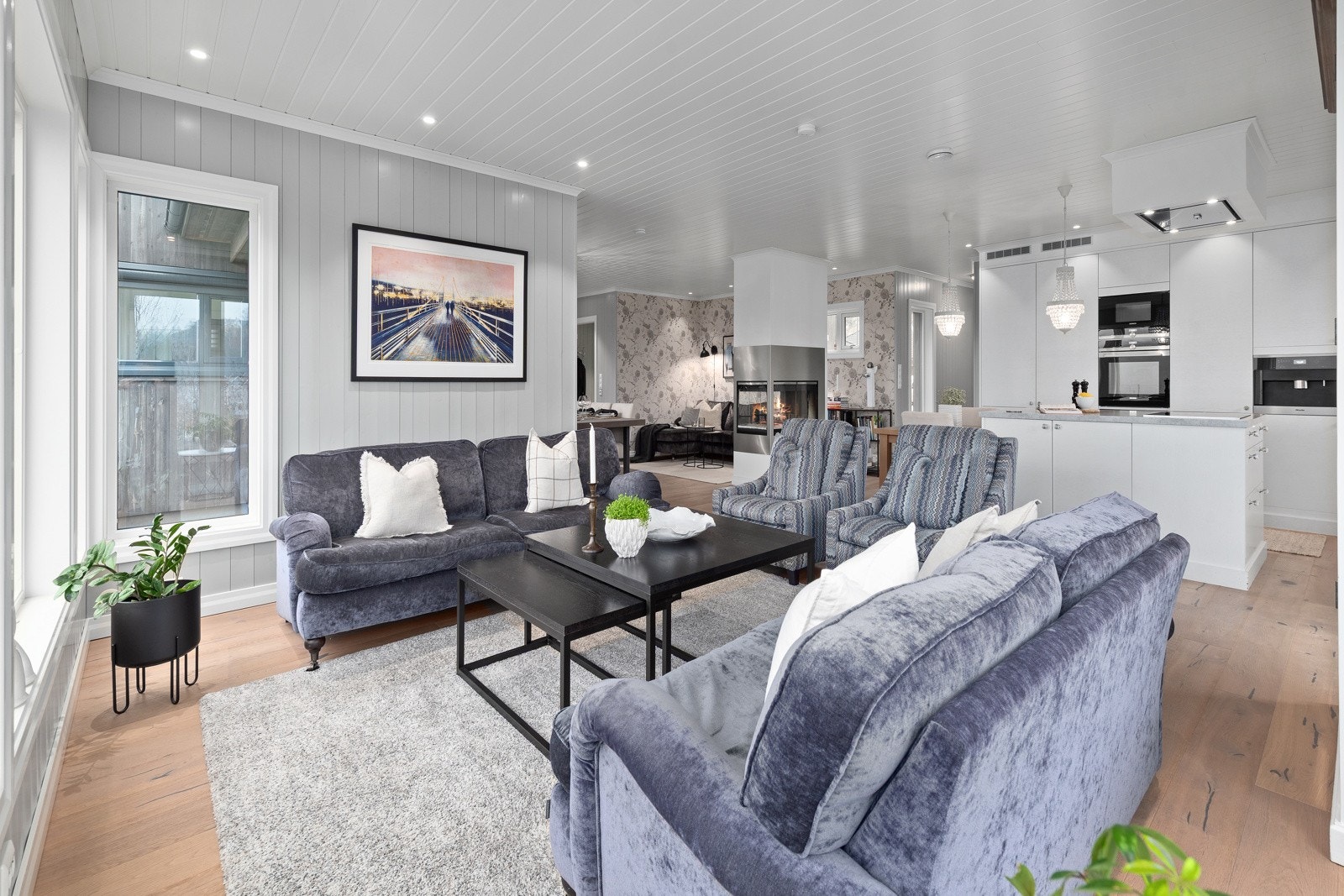 Midt i rommet er det plassert peis i lekker utførelse med 3 av 4 sider i glass - som virkelig setter stemningen når det fyres opp. Galleribilde