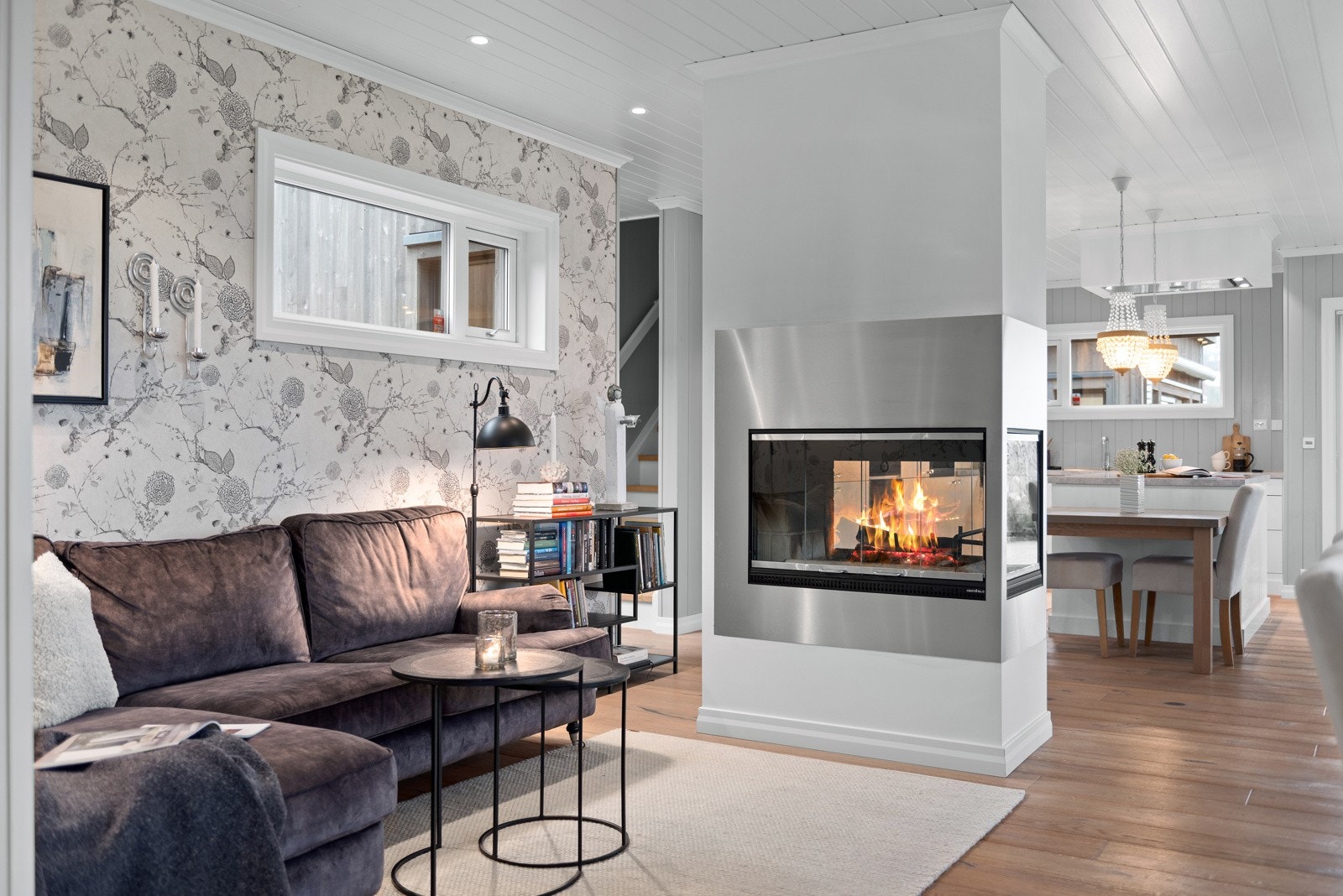 Detaljene i denne boligen er gjennomtenkte og godt gjennomførte med gode løsninger og flott utførelse. Det er i tillegg til peis også vannbåren varme i alle gulv hele 1.etg. Galleribilde