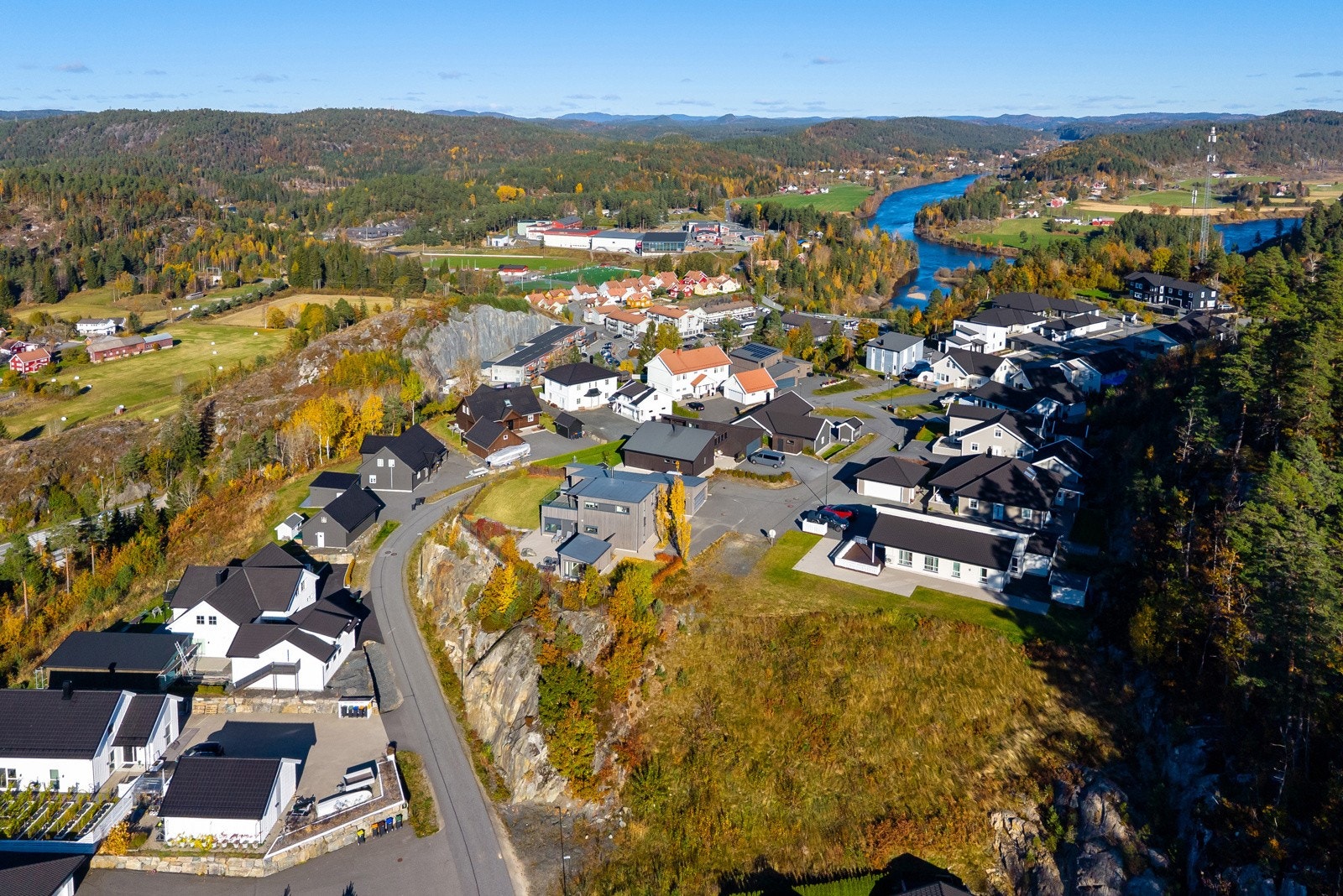 Rolig og etablert nabolag uten gjennomgangstrafikk med kort vei til alt du trenger i hverdagen. Galleribilde