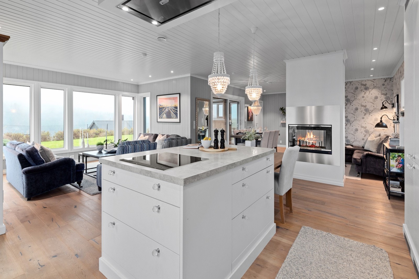 Den åpne løsningen, store vindusflater og takhøyden i tillegg til den vide utsikten gir en luftig romfølese og god flyt i mellom rommene Galleribilde