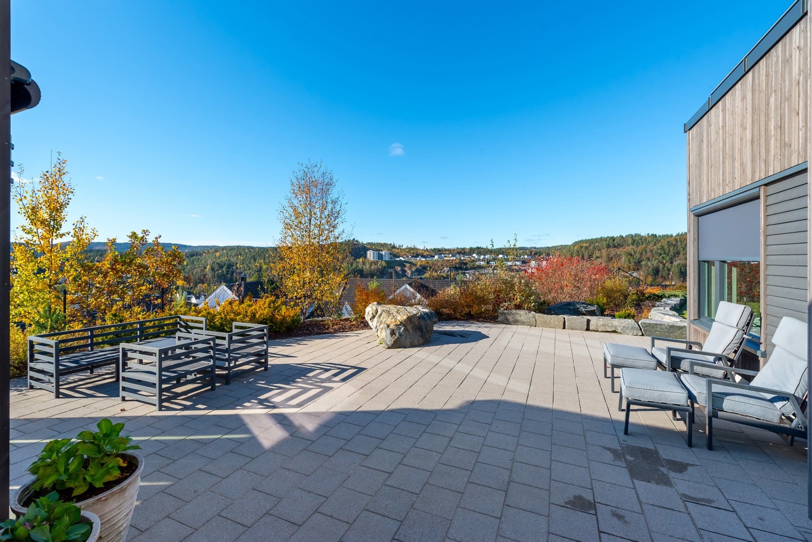 Eiendommen er meget solrik og har en nydelig utsikt som må oppleves. Galleribilde