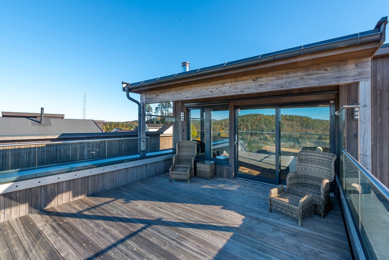 Boligen har i tillegg til flotte opparbeidede uteplasser på bakkeplan en romslig takterrasse på hele 25 kvm Galleribilde