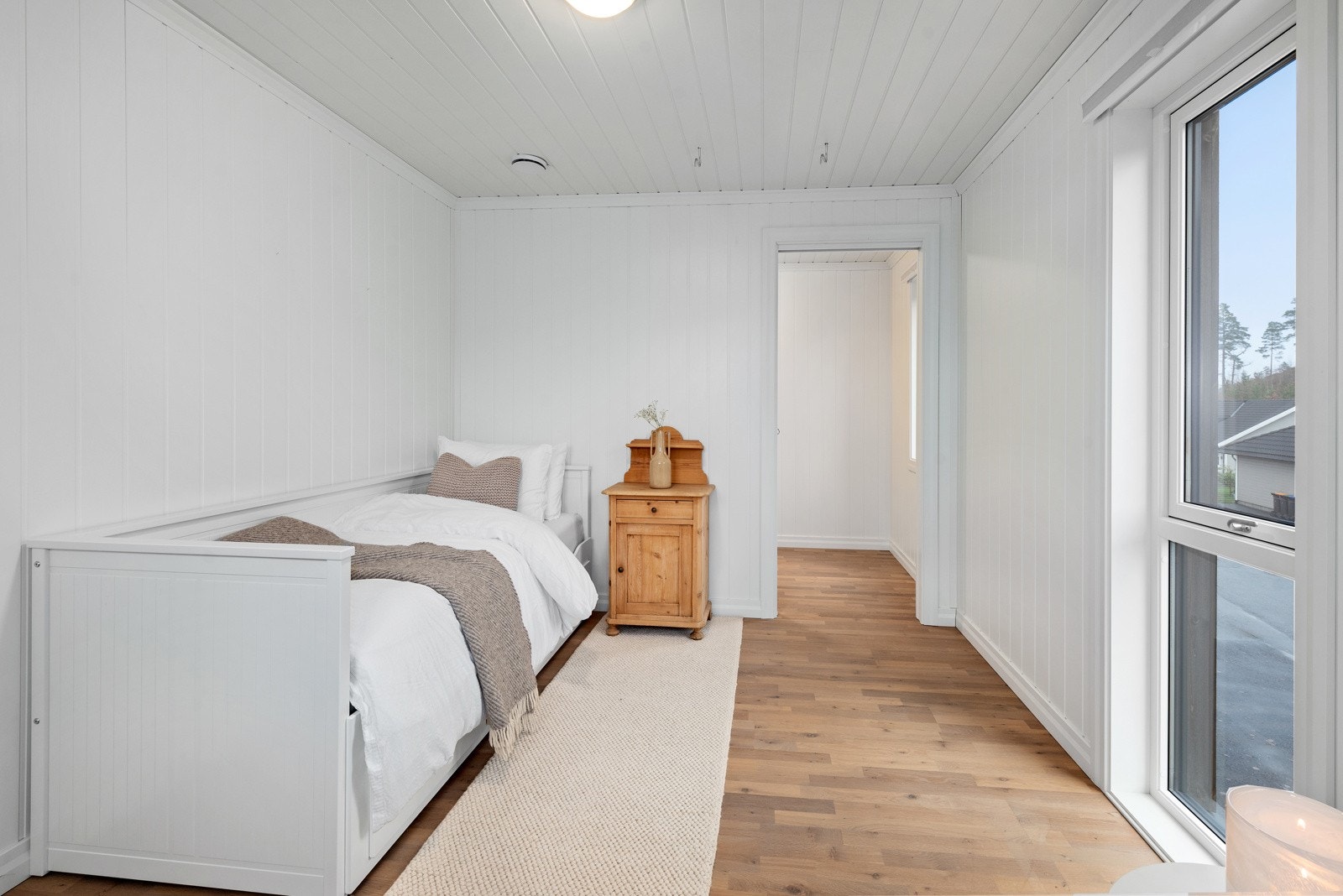 Soverom i 2.etg, lyst og pent med bod i bakkant som kan brukes til garderobe etc. Galleribilde