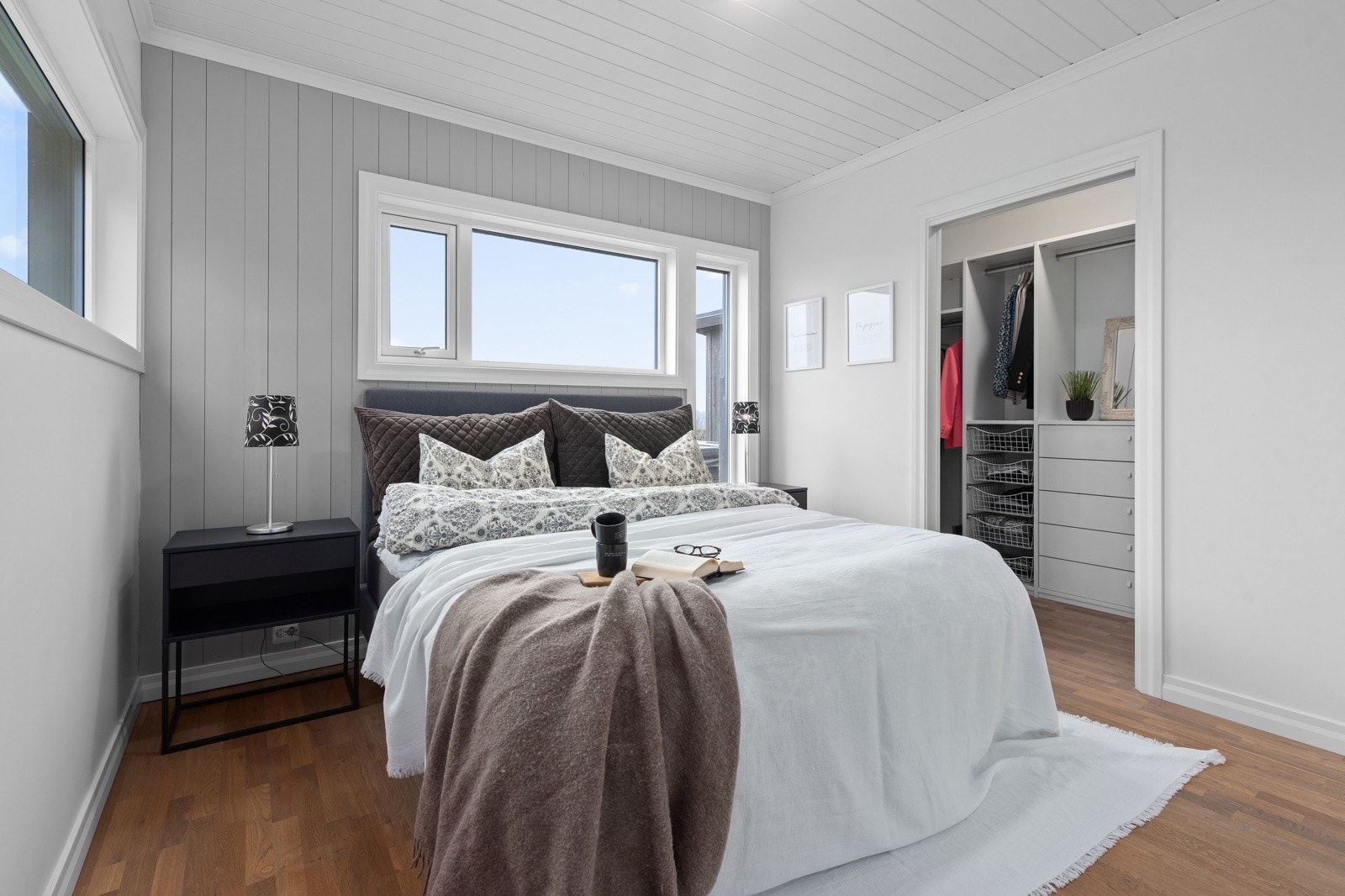 Hovedsoverom med god plass til dobbelseng med nabbord på hver side, walk-in garderoberom og eget bad. Galleribilde