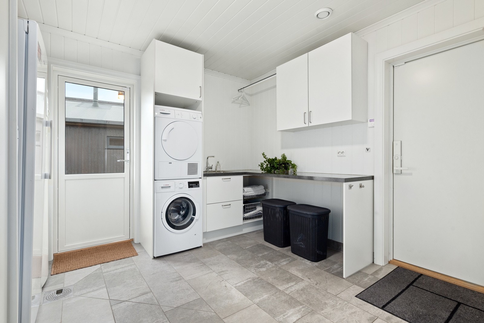 Vaskerommet som ligger i mellom garasjen og stuen. Her er det flott innredning med gode løsninger for et bruksnyttig og funksjonelt vaskerom. Galleribilde
