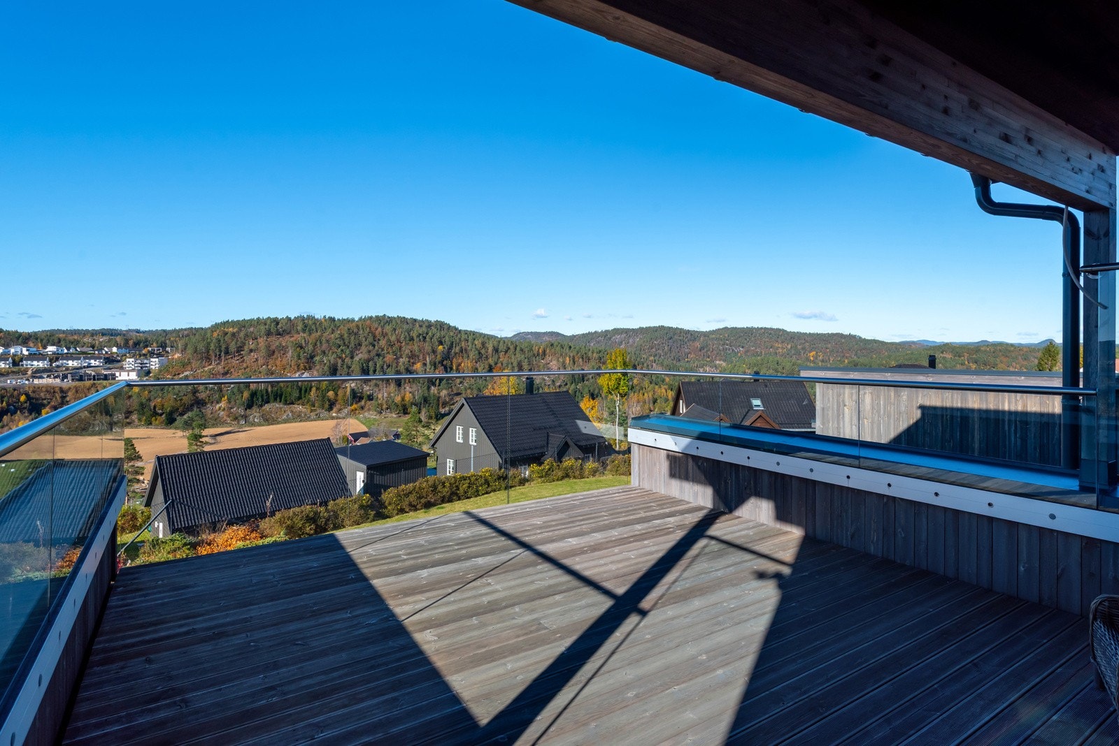 Her er det gjennomtenkte løsninger som gir en flott finsih uten å ta av utsynet. Galleribilde