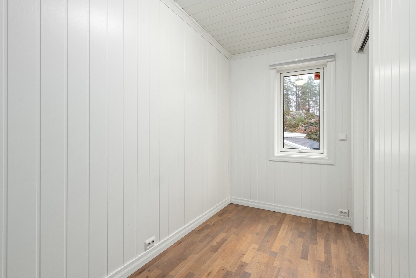 Bodrom i bakkant av soverommet i 2.etg er i god størrelse. Galleribilde