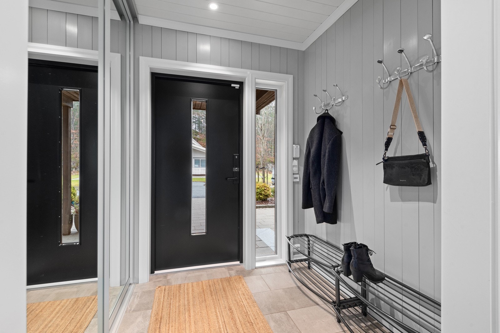 Lys entré med skyvedørsgarderobe og god plass til å henge fra seg yttertøy og å sette fra seg sko. Galleribilde