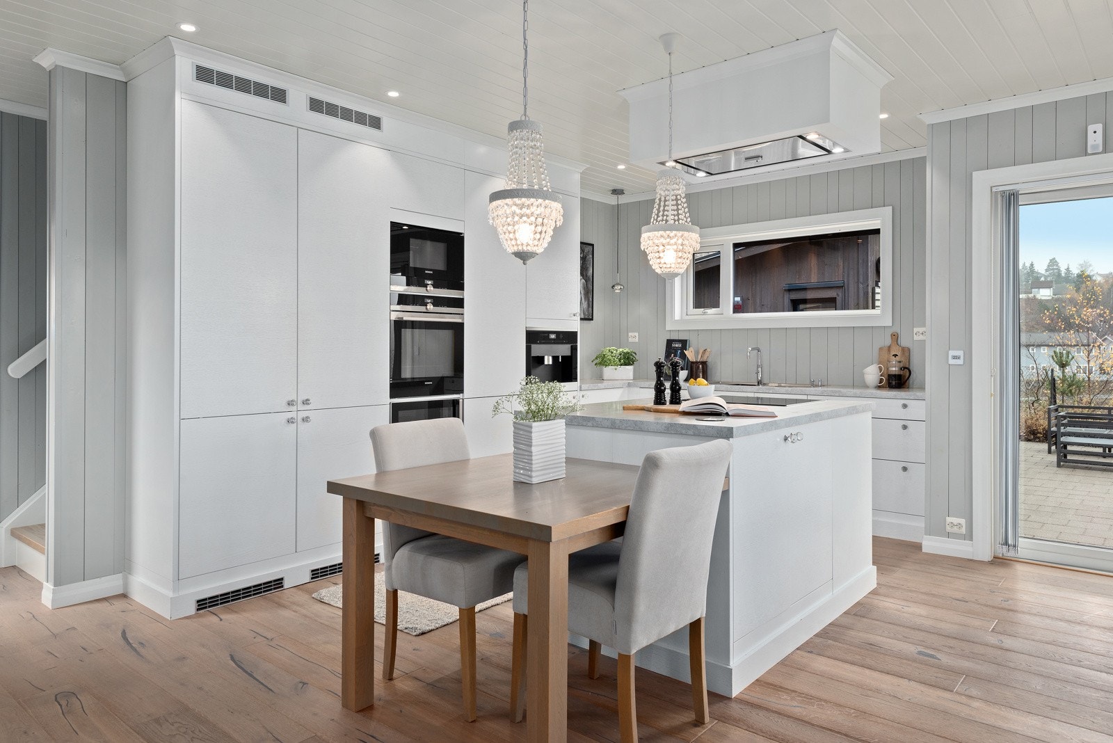 På kjøkkenet finner du integrert dobbelt kjøleskap, vinskap, stekeovn, mikro, oppvaskmaskin og kaffeautomat i tillegg til induksjon kokefelt på kjøkkenøy med mekanisk avtrekk med dimmer og fjernkontroll. Galleribilde