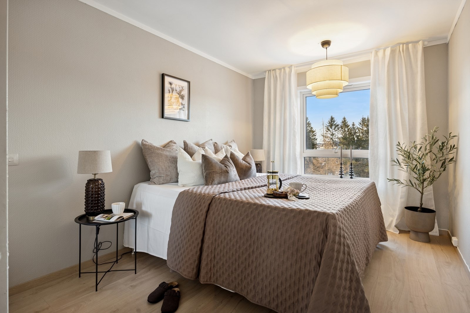 Romslig hovedsoverom på 11,7 m² med nytt laminatgulv lagt i 2026 Galleribilde