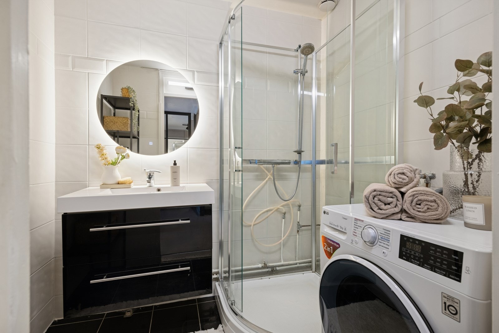 Pent, flislagt baderom fra 2011. Flis på gulv og vegg, malt betong himling. Sanitærutstyr: Dusjkabinett, Innredning med servant, Opplegg for vaskemaskin (Kran og avløp) Galleribilde